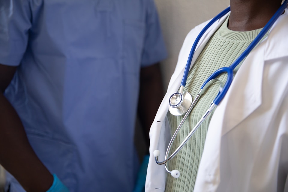 2 doctors standing next to each other