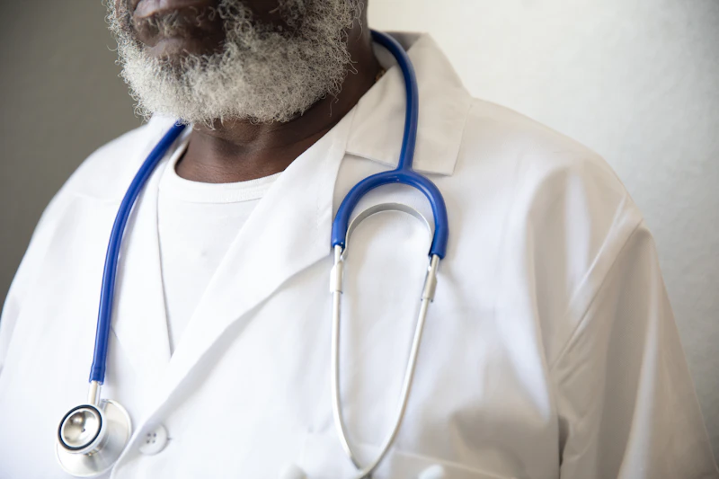 Médico con bata blanca y estetoscopio