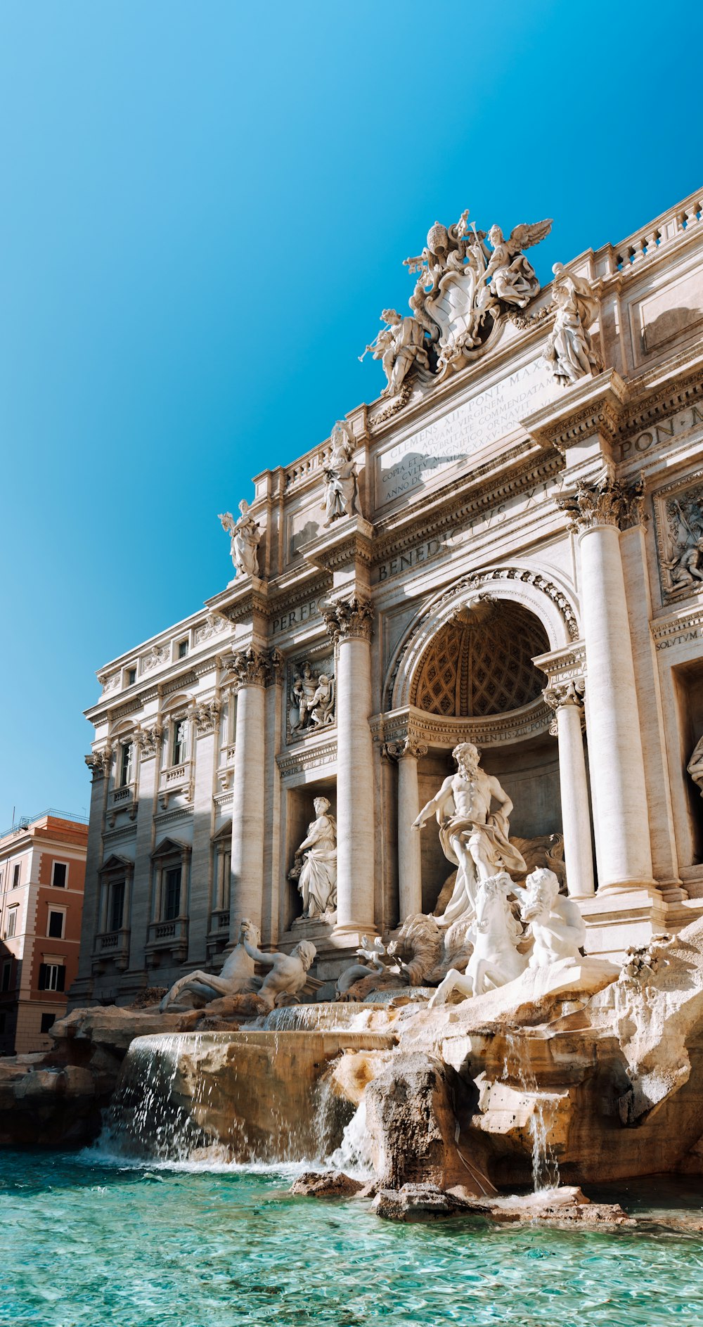 ein Brunnen mit Statuen und Trevi-Brunnen