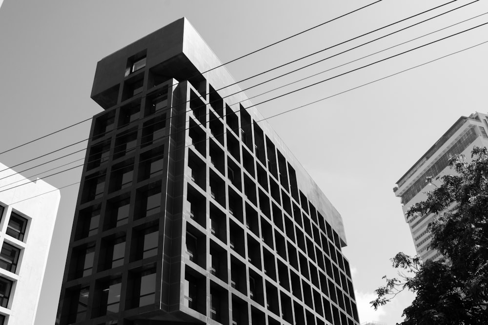 um edifício alto com muitas janelas