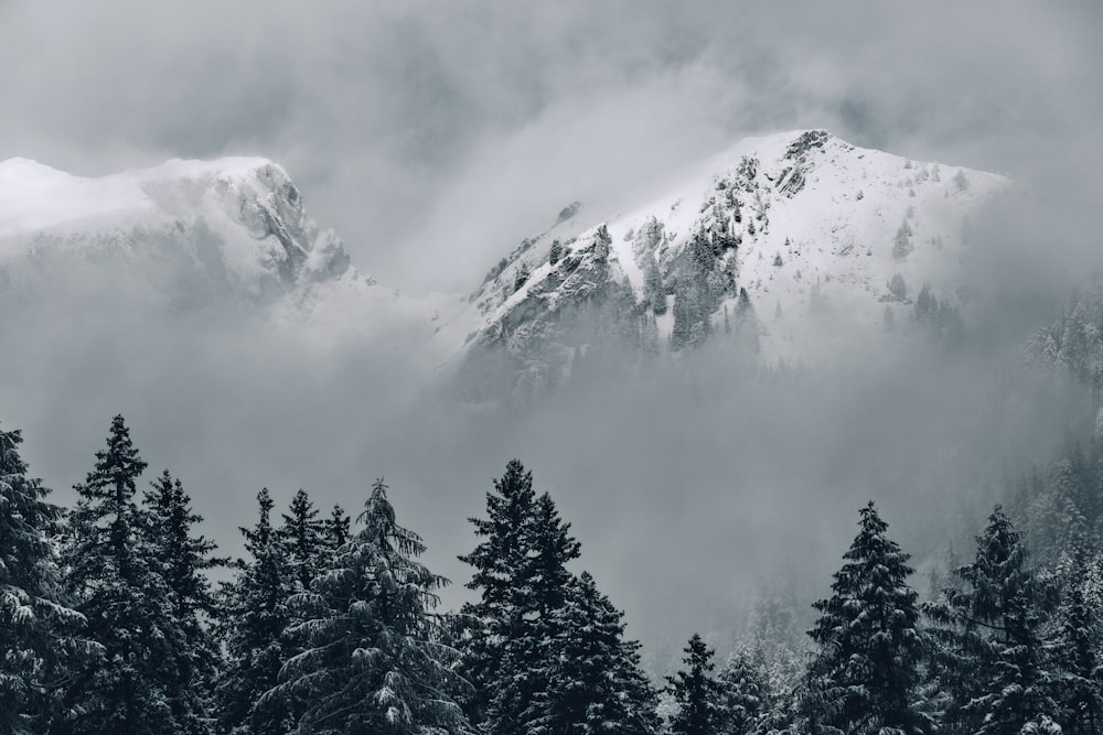 Ein wolkenbedeckter Berg