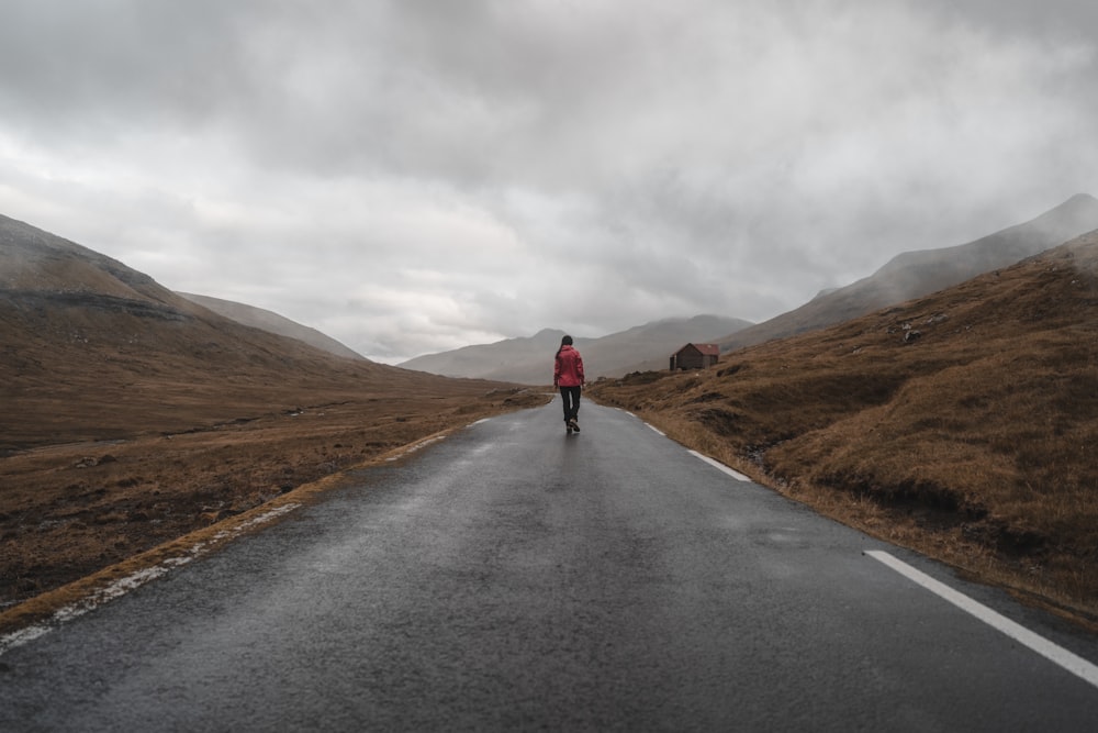 une personne marchant sur une route