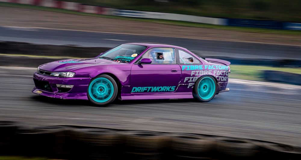 Un coche de carreras púrpura en una pista