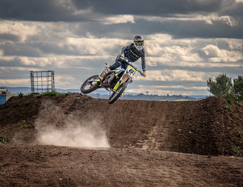 Un hombre montando una moto de cross