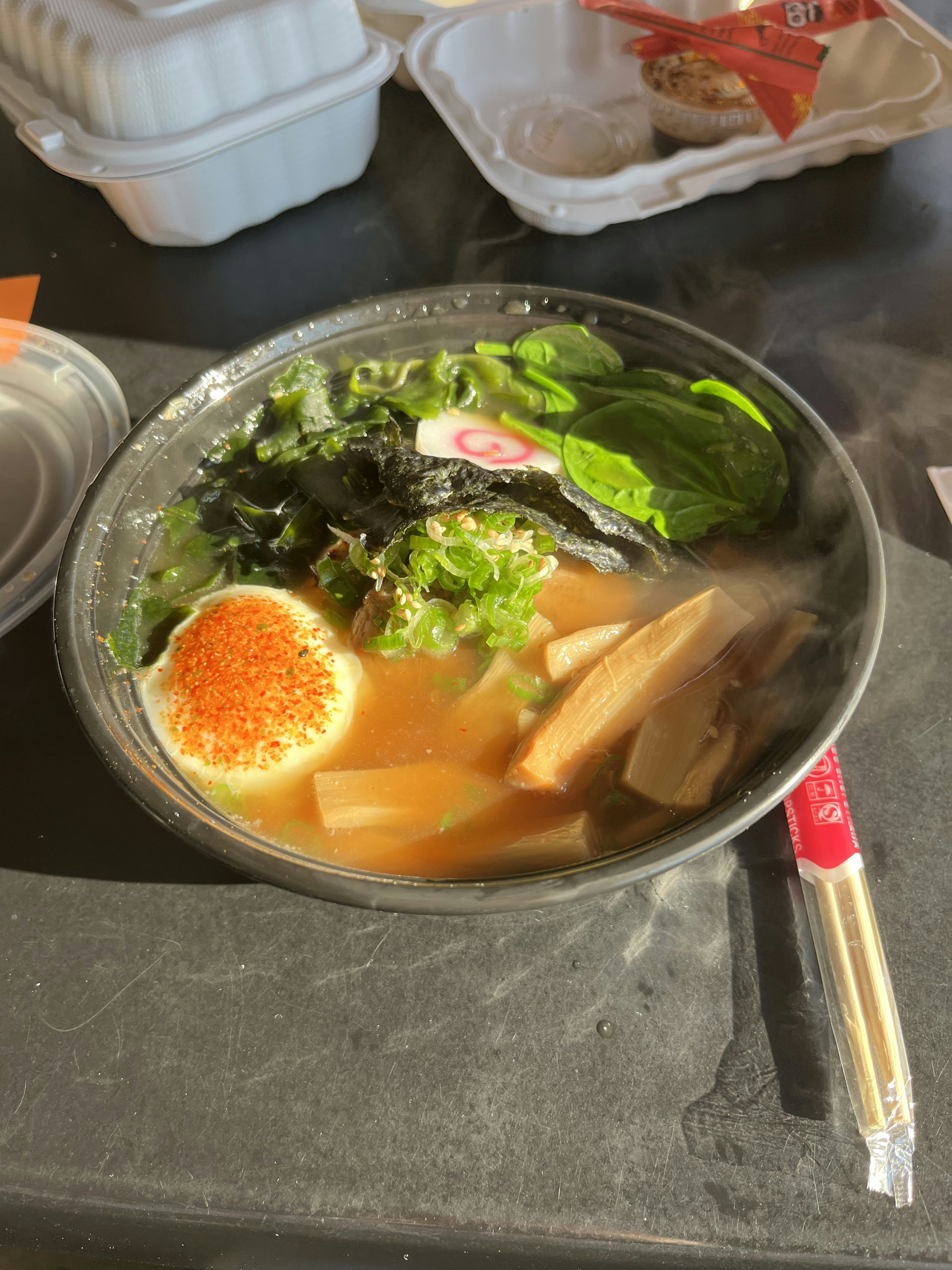 Ramen nuudlisupp kausis, muna, liha ja köögiviljad, aurav ja lõhnav Aasia roog