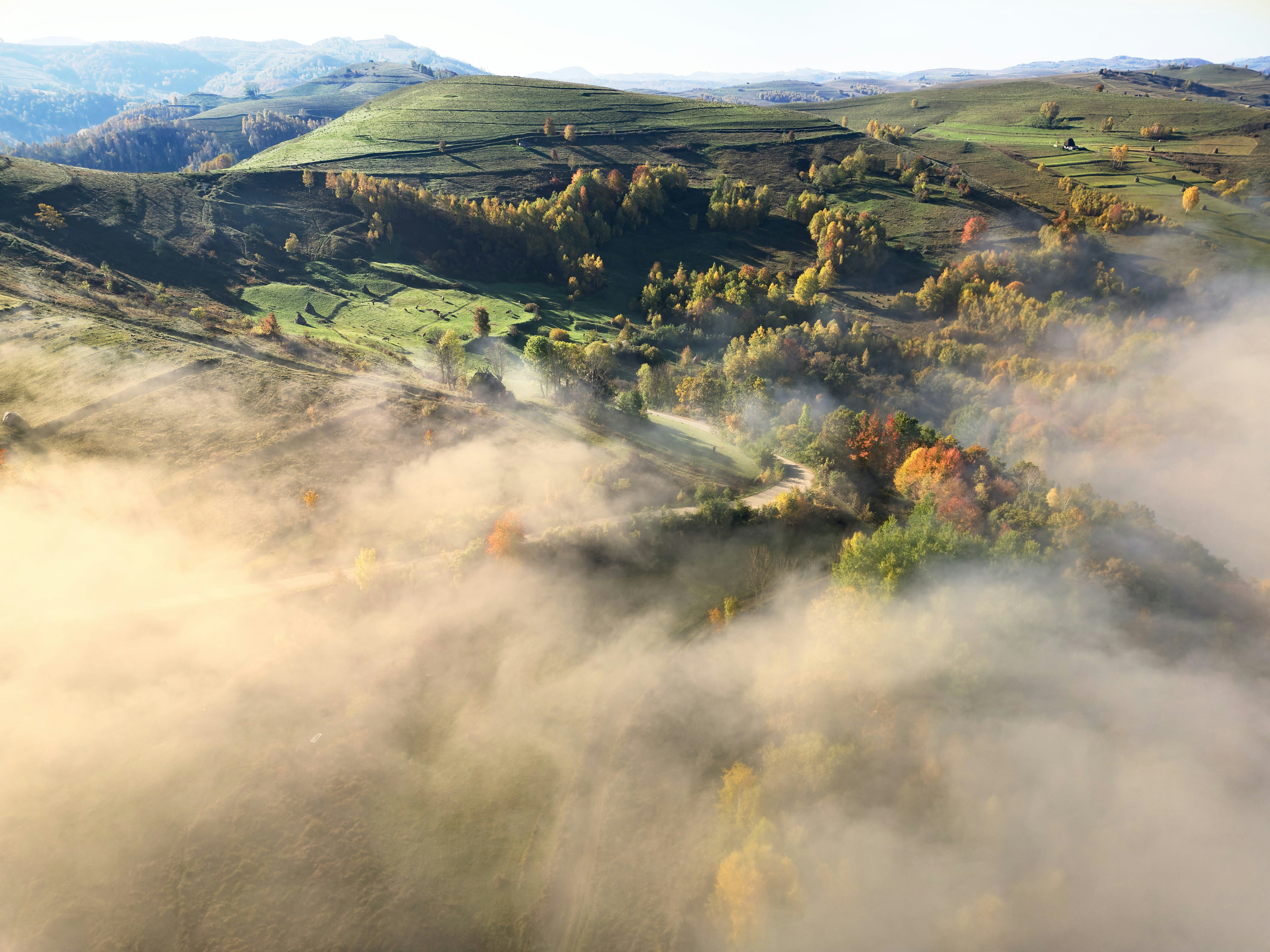 Eine Landschaft mit Hügeln und Wolken