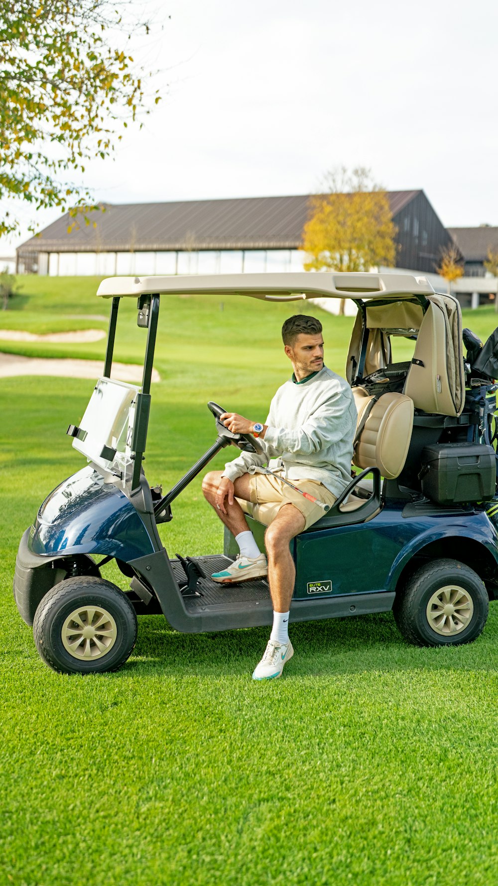 une personne assise sur une voiturette de golf