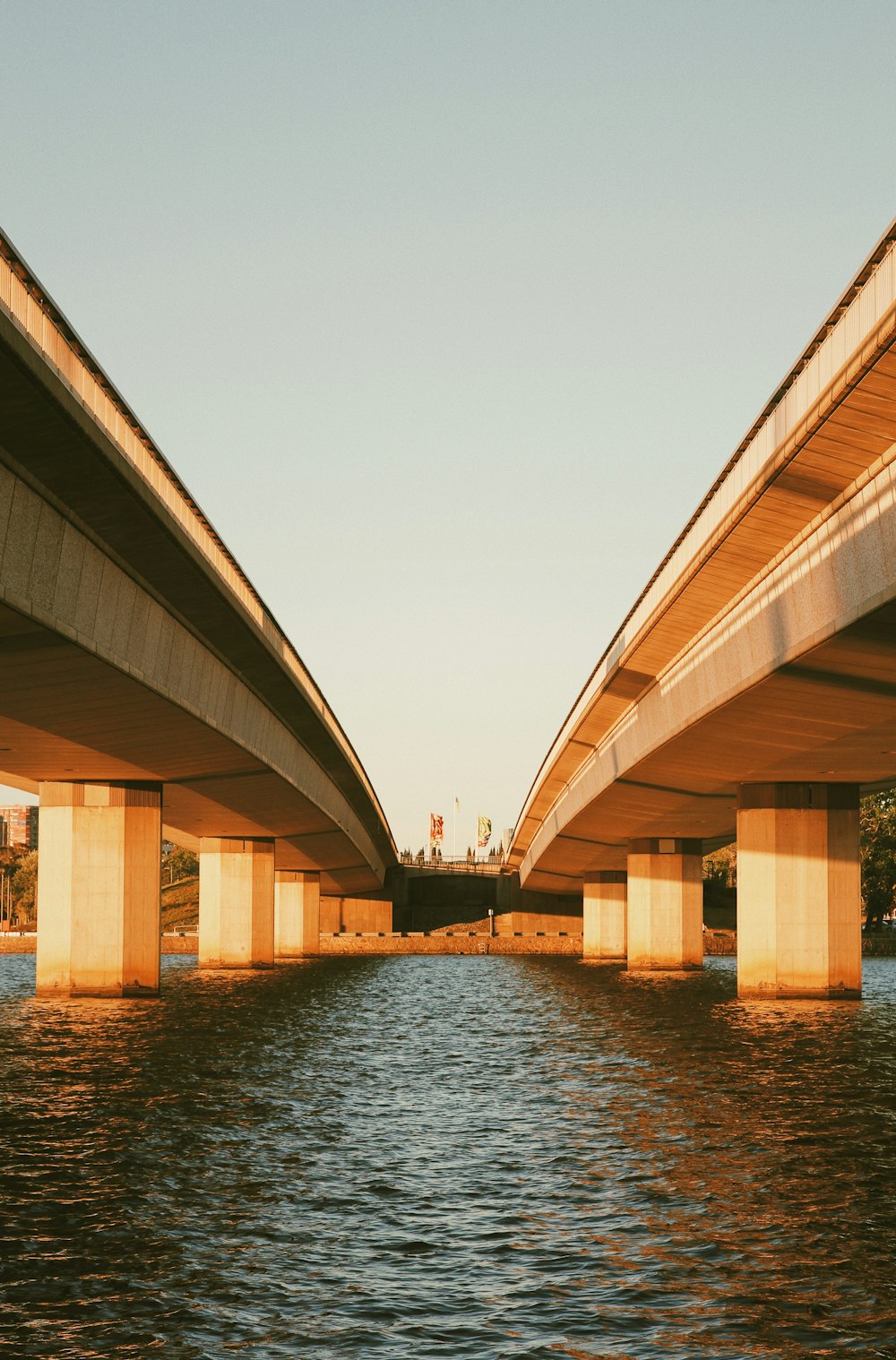 uma ponte com pessoas andando sobre ela