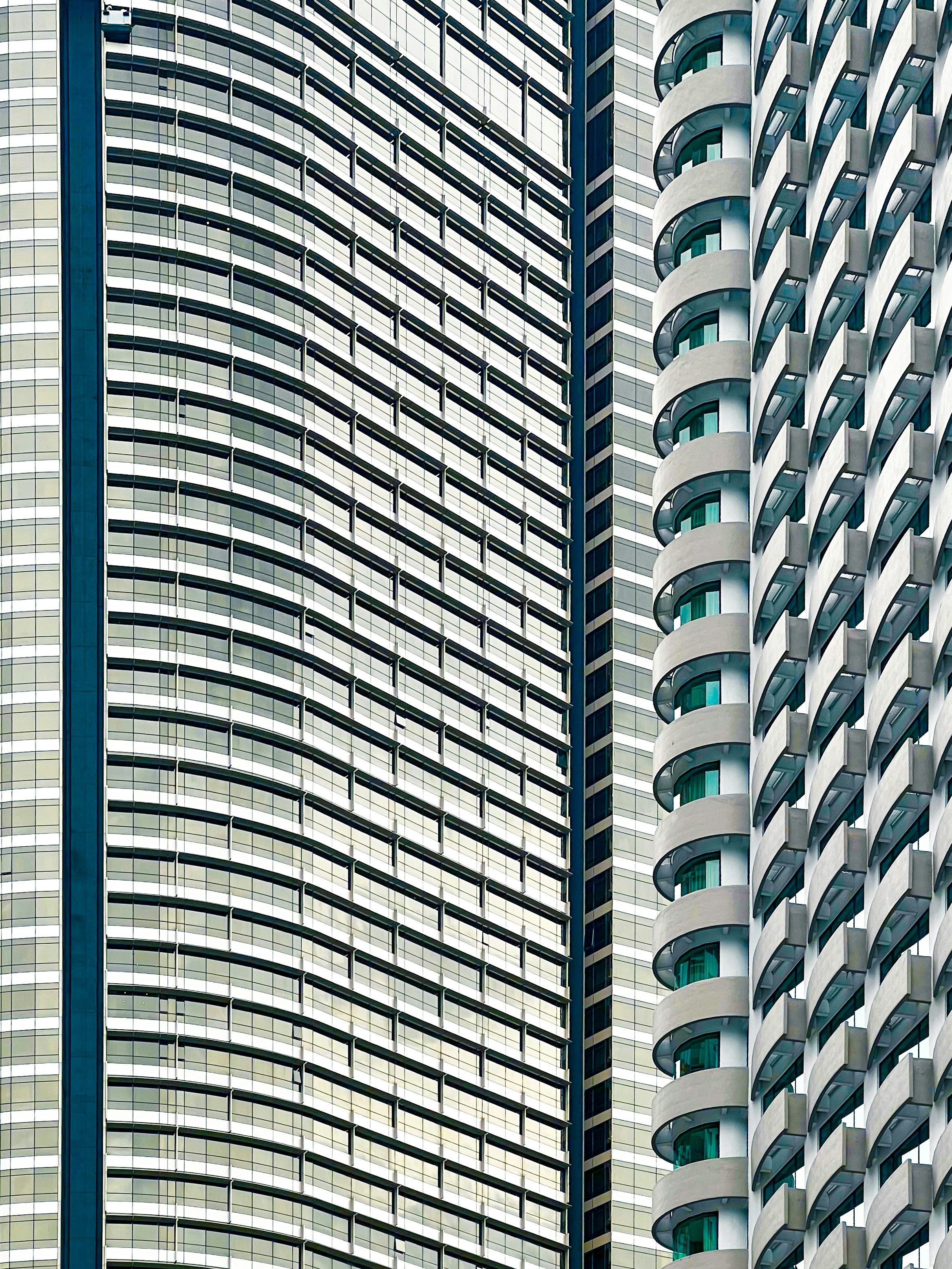 um par de edifícios altos