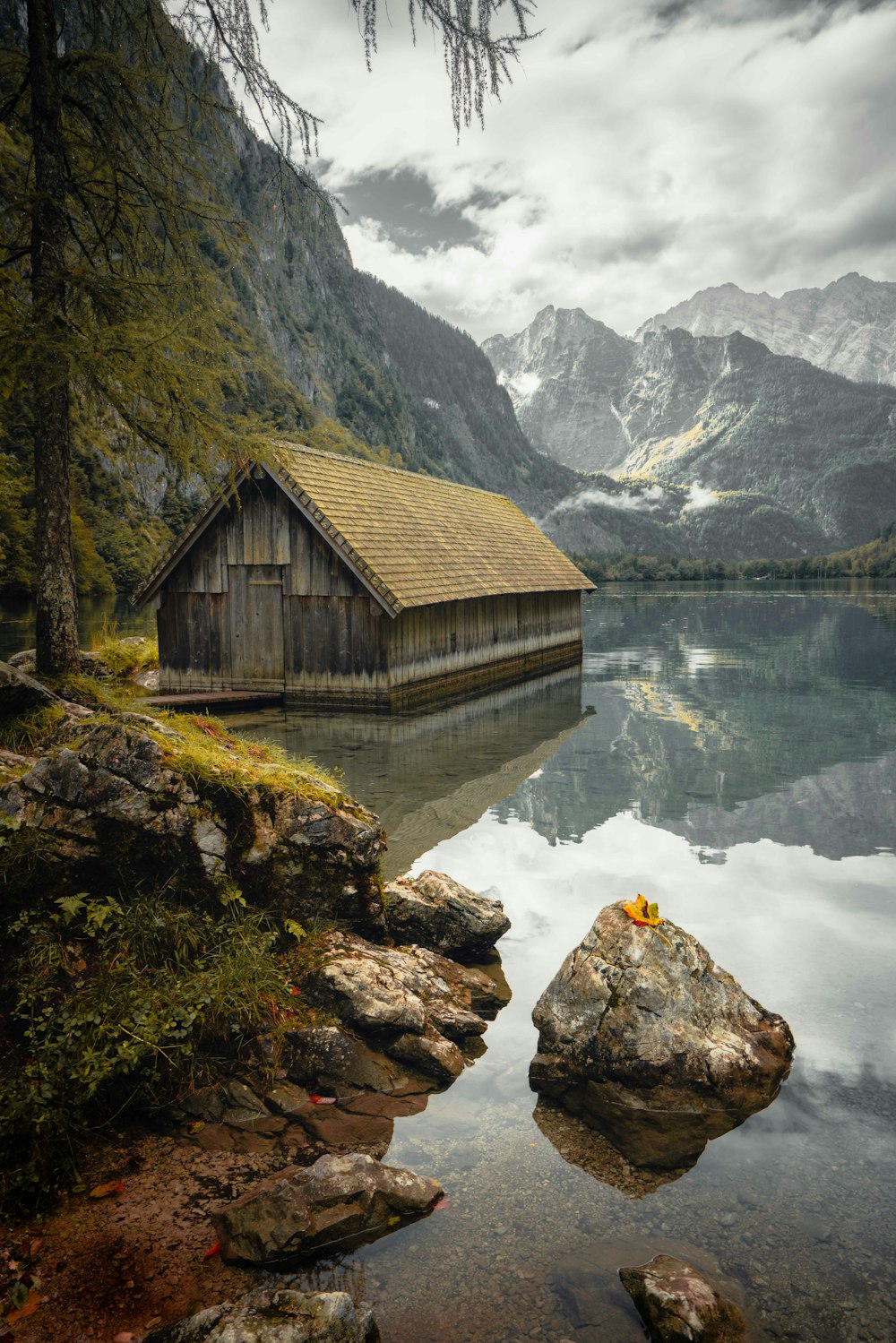 uma cabana em um lago