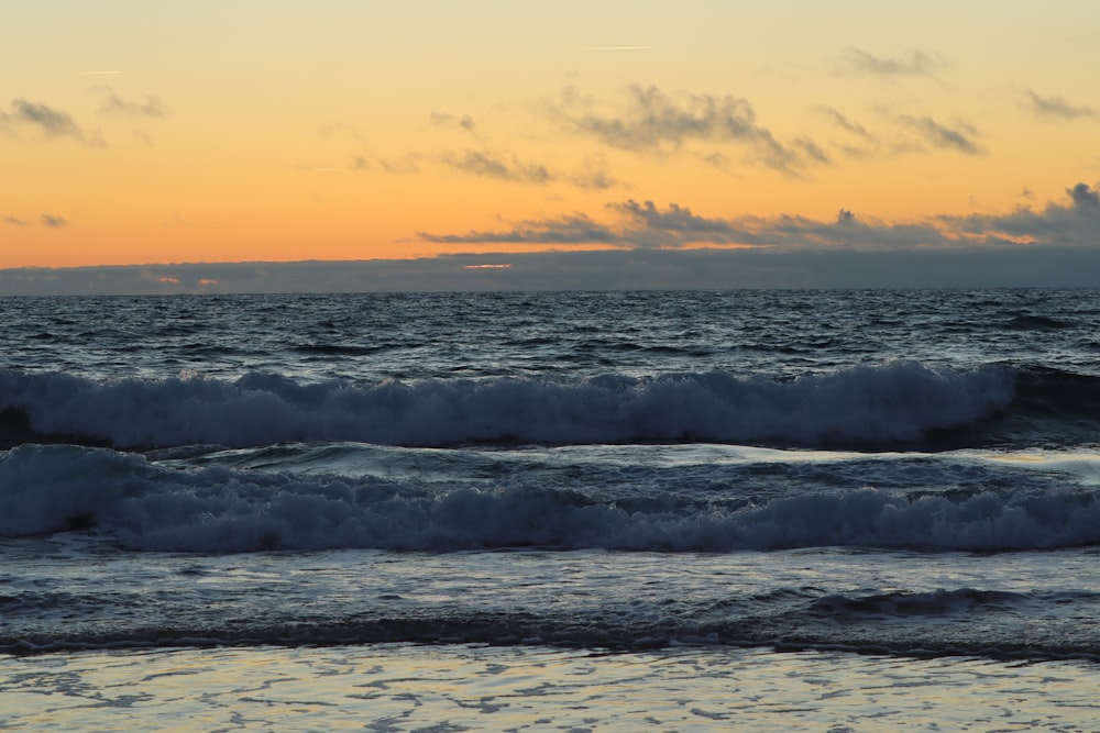 ondas batendo em uma praia