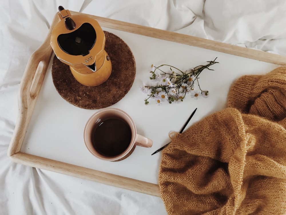 eine Teekanne und eine Tasse Tee auf einem Tisch