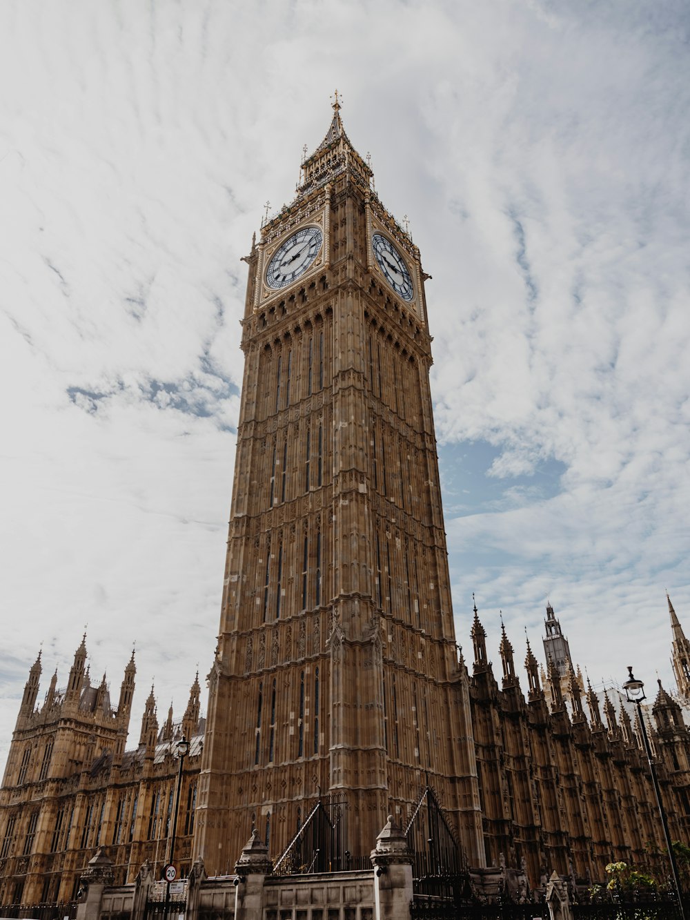 una grande torre dell'orologio con il Big Ben sullo sfondo