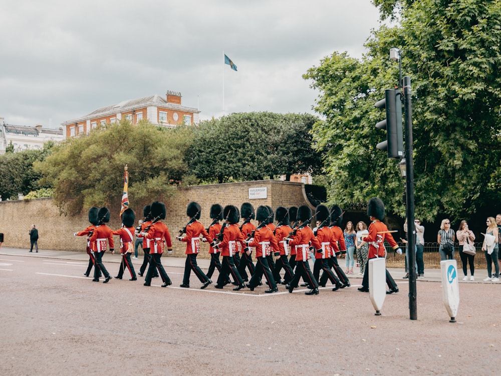 Eine Gruppe von Menschen in roten Uniformen marschiert in einer Parade