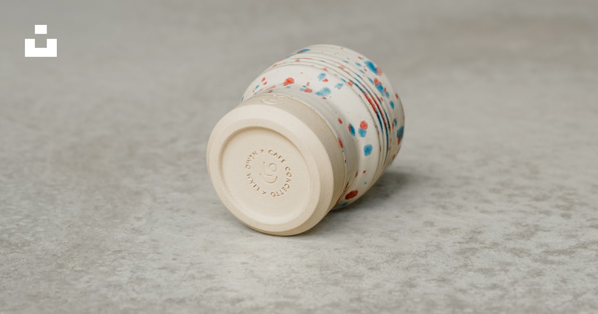 Un objet rond blanc avec un design bleu et blanc photo – Photo Glacer ...