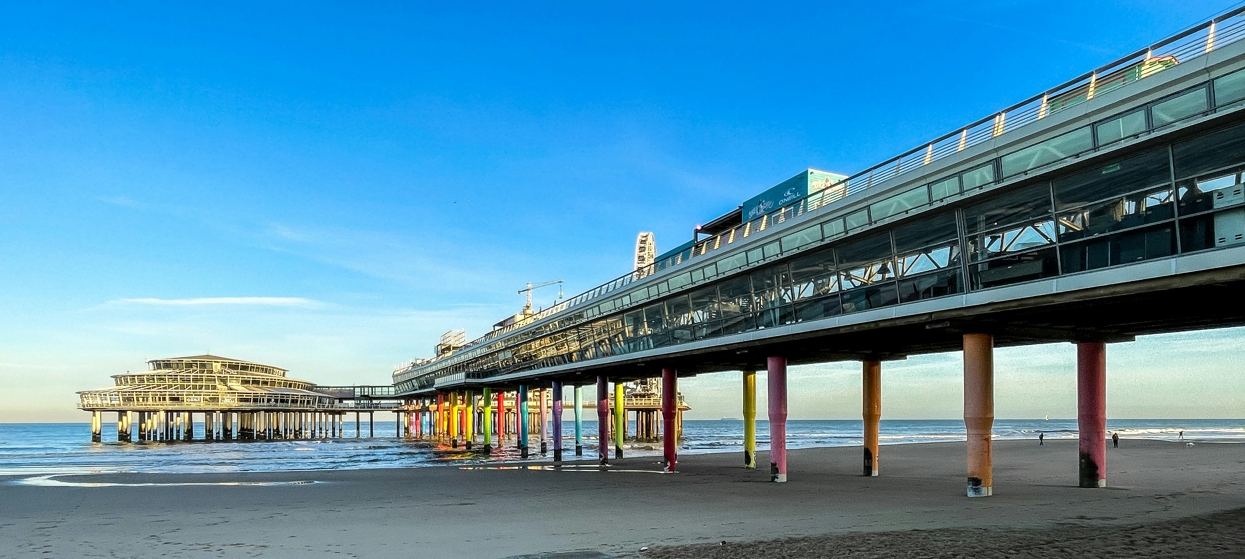 昼間にビーチを歩く人々の写真 Unsplashで見つけるスケベニンゲンの無料写真