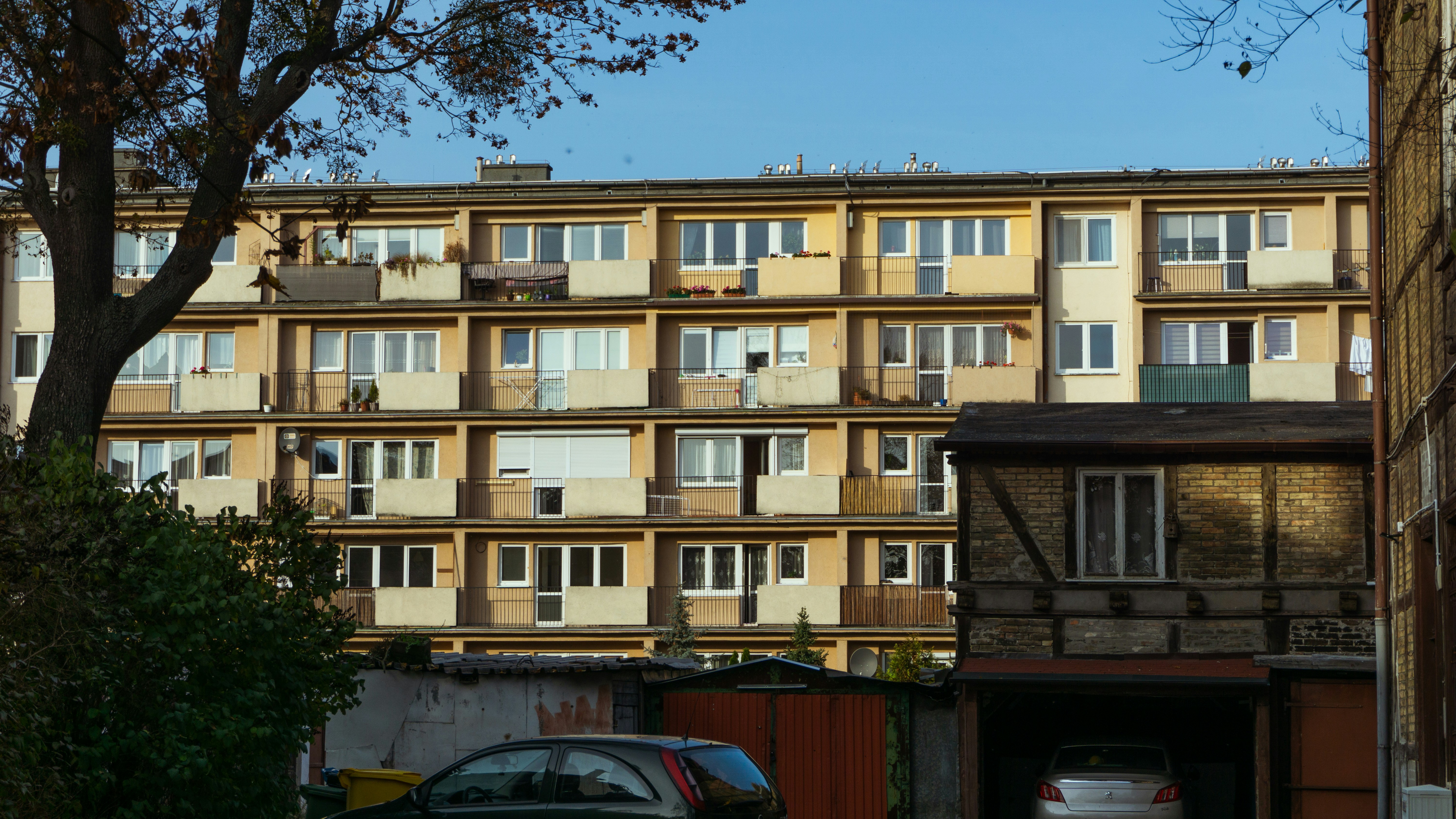 photo-1666961127867-3ae490af65e1?ixid=M3wxMjA3fDB8MXxzZWFyY2h8MTB8fGtyZWR5dCUyMG1pZXN6a2FuaW93eSUyMGtpZWxjZXxlbnwwfHx8fDE3NDgwNjgwOTF8MA\u0026ixlib=rb-4.1.0