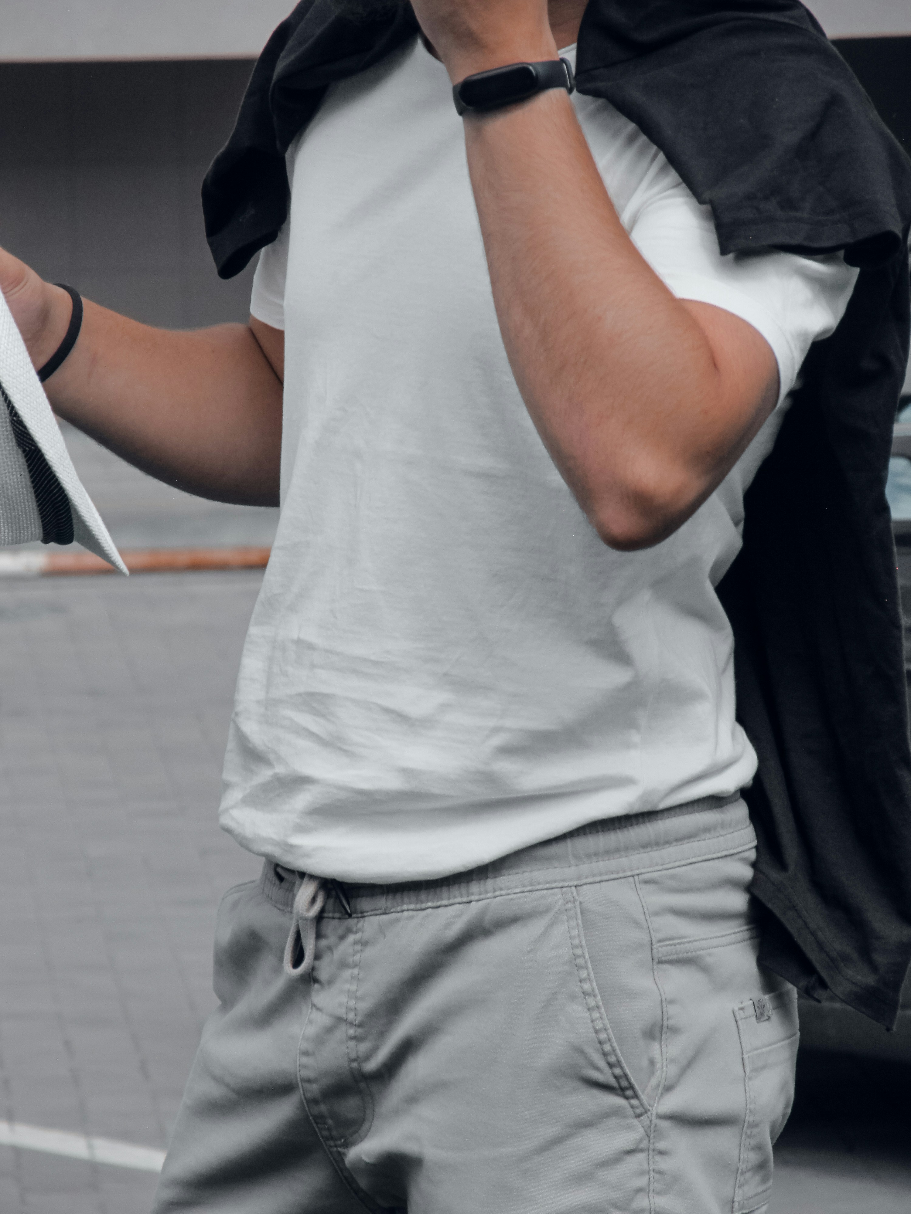 Una persona con los brazos cruzados