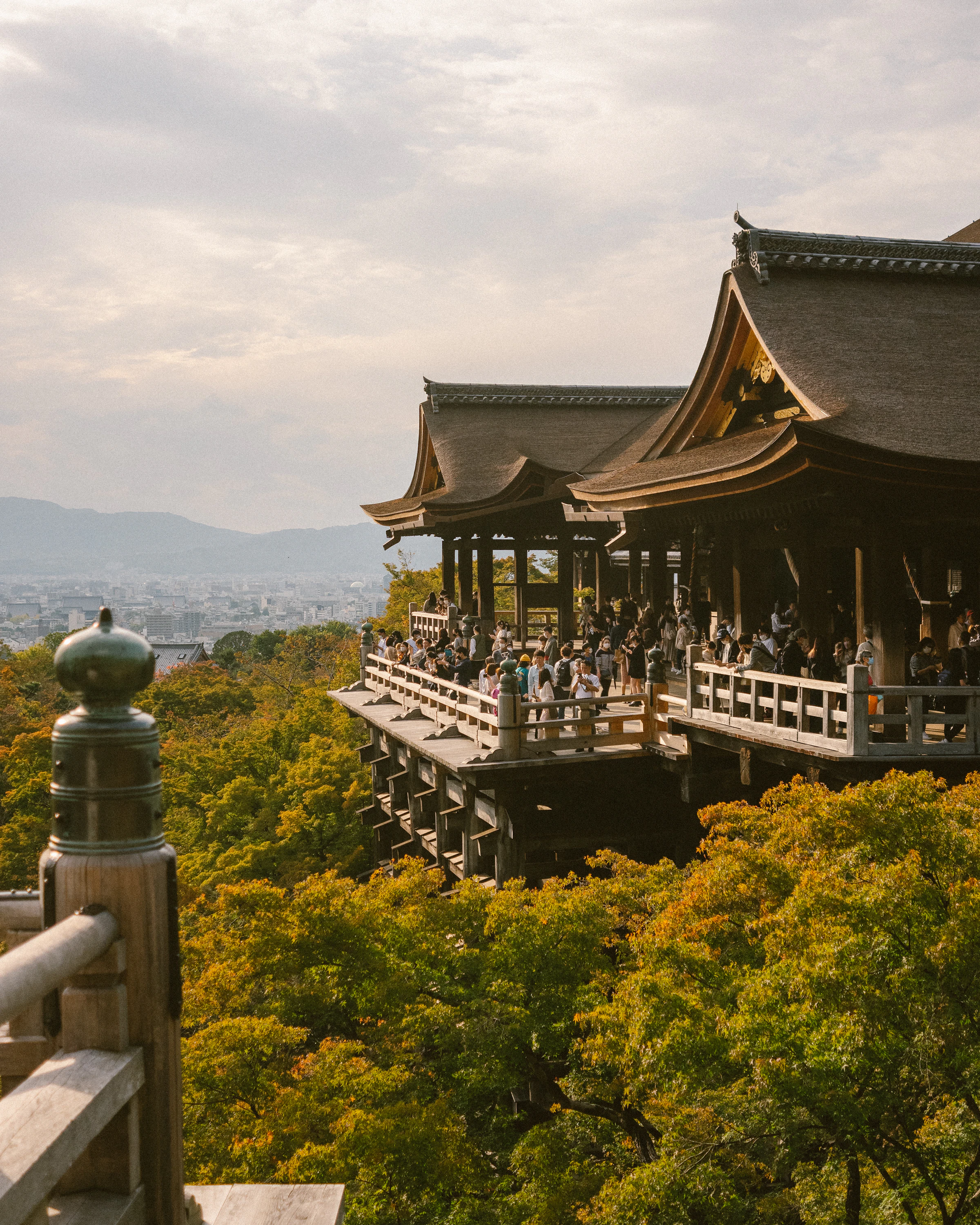 Kiyomizu-dera Tempelterrasse über bewaldeten Hügeln mit Stadtblick