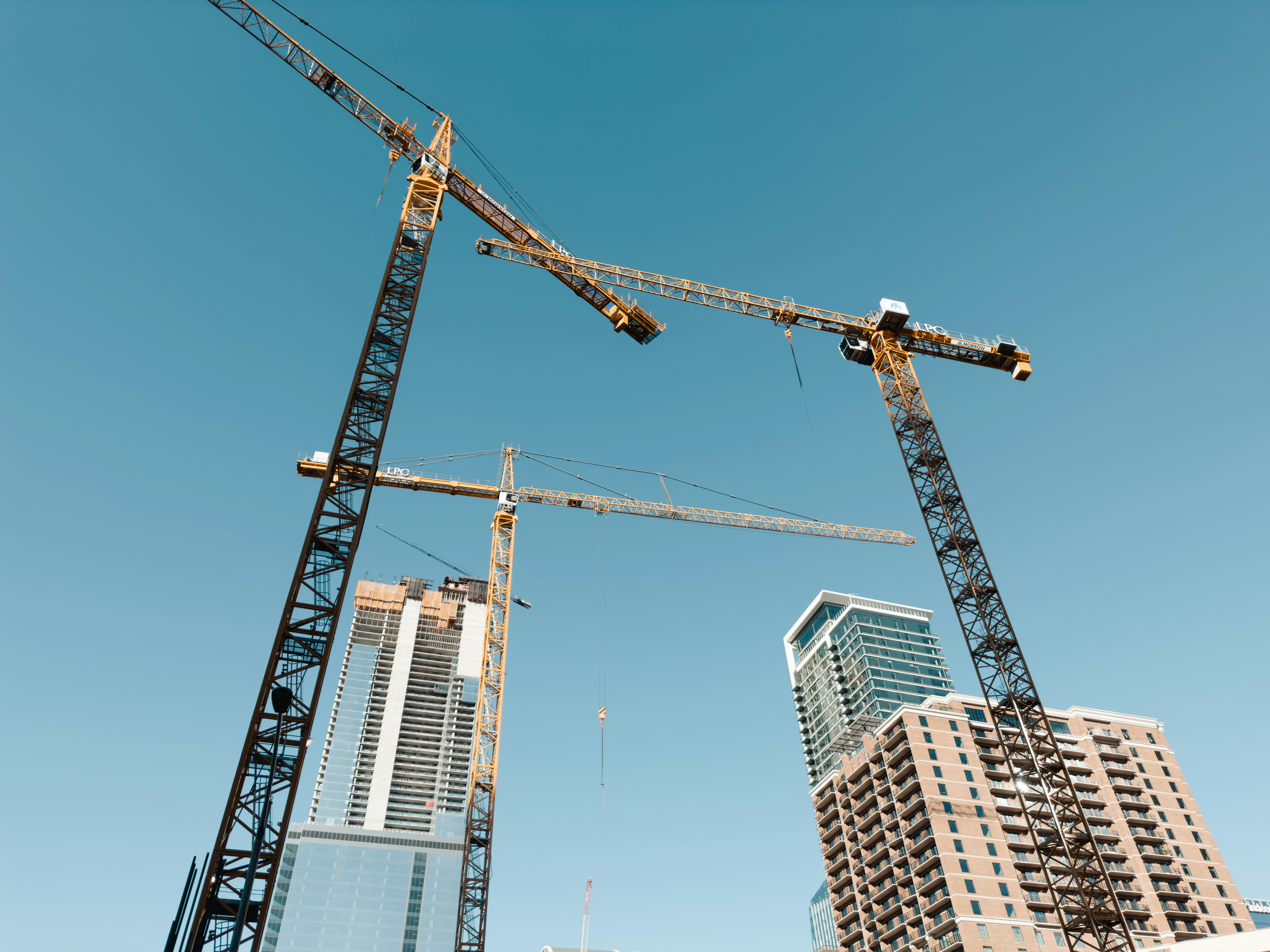 Una grúa al lado de un edificio foto – Imagen de Ciudad gratuita en Unsplash, image size:3000x2250