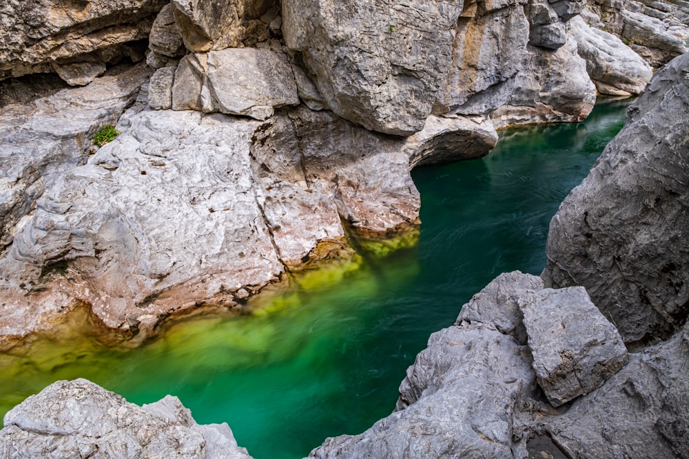 uno specchio d'acqua tra le rocce