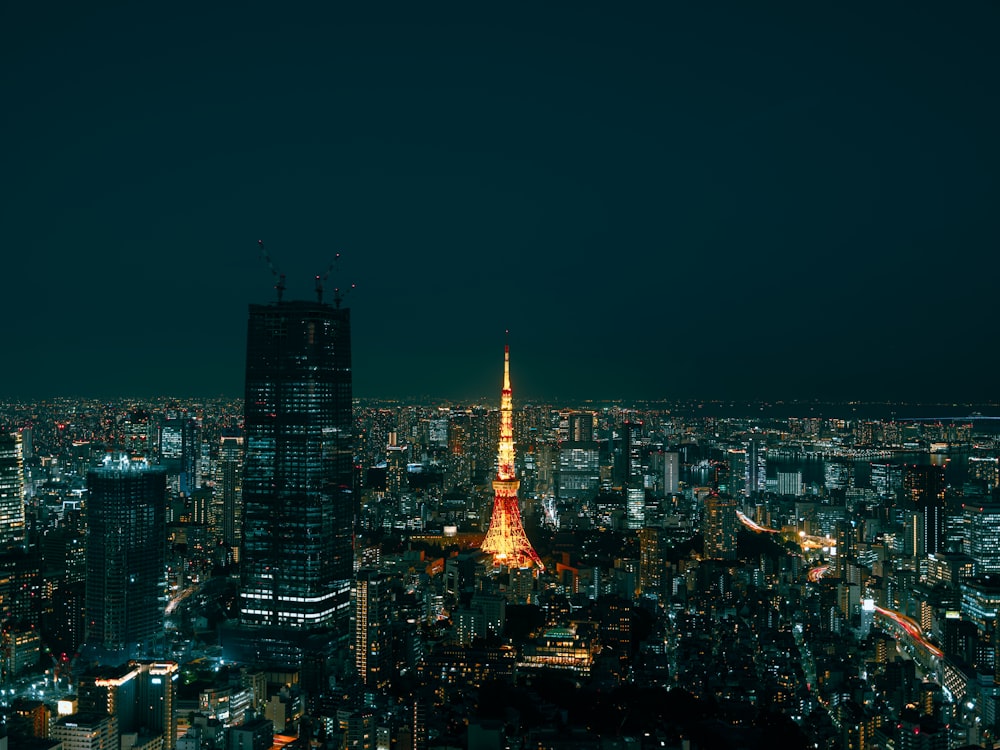 Una ciudad con una torre alta