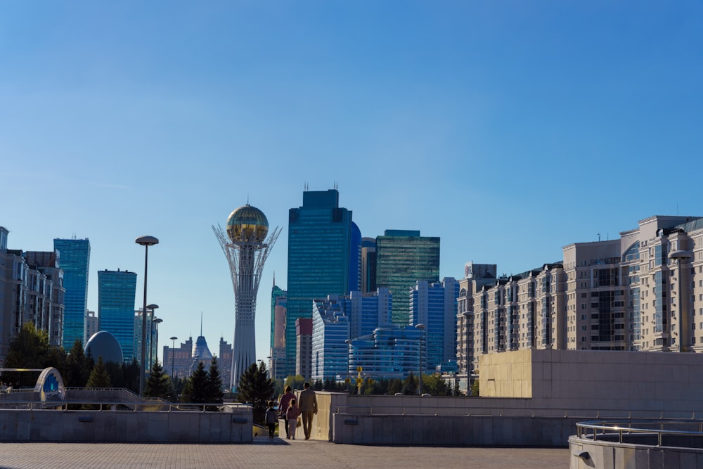 Un horizonte de la ciudad con una noria