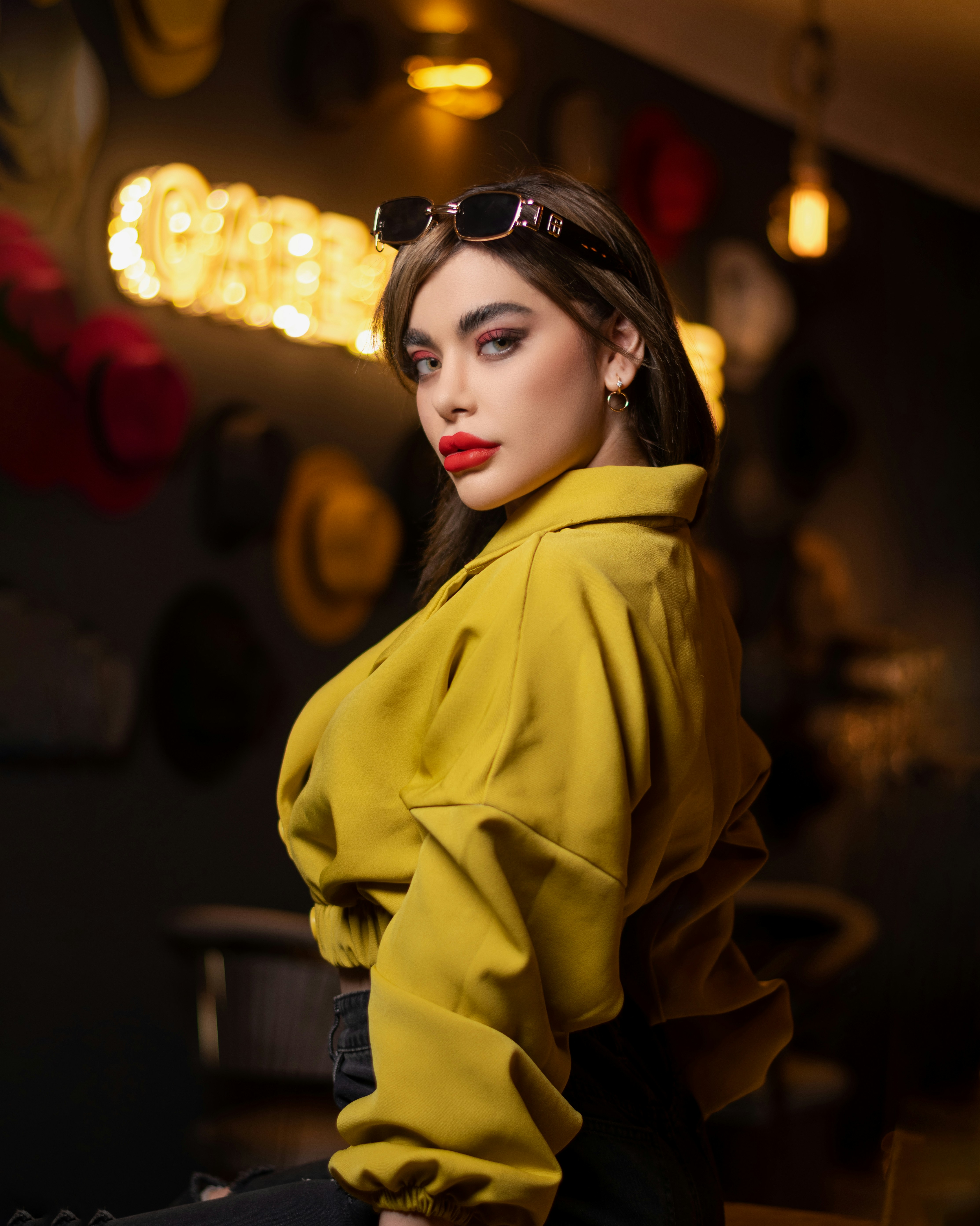 une personne en veste jaune