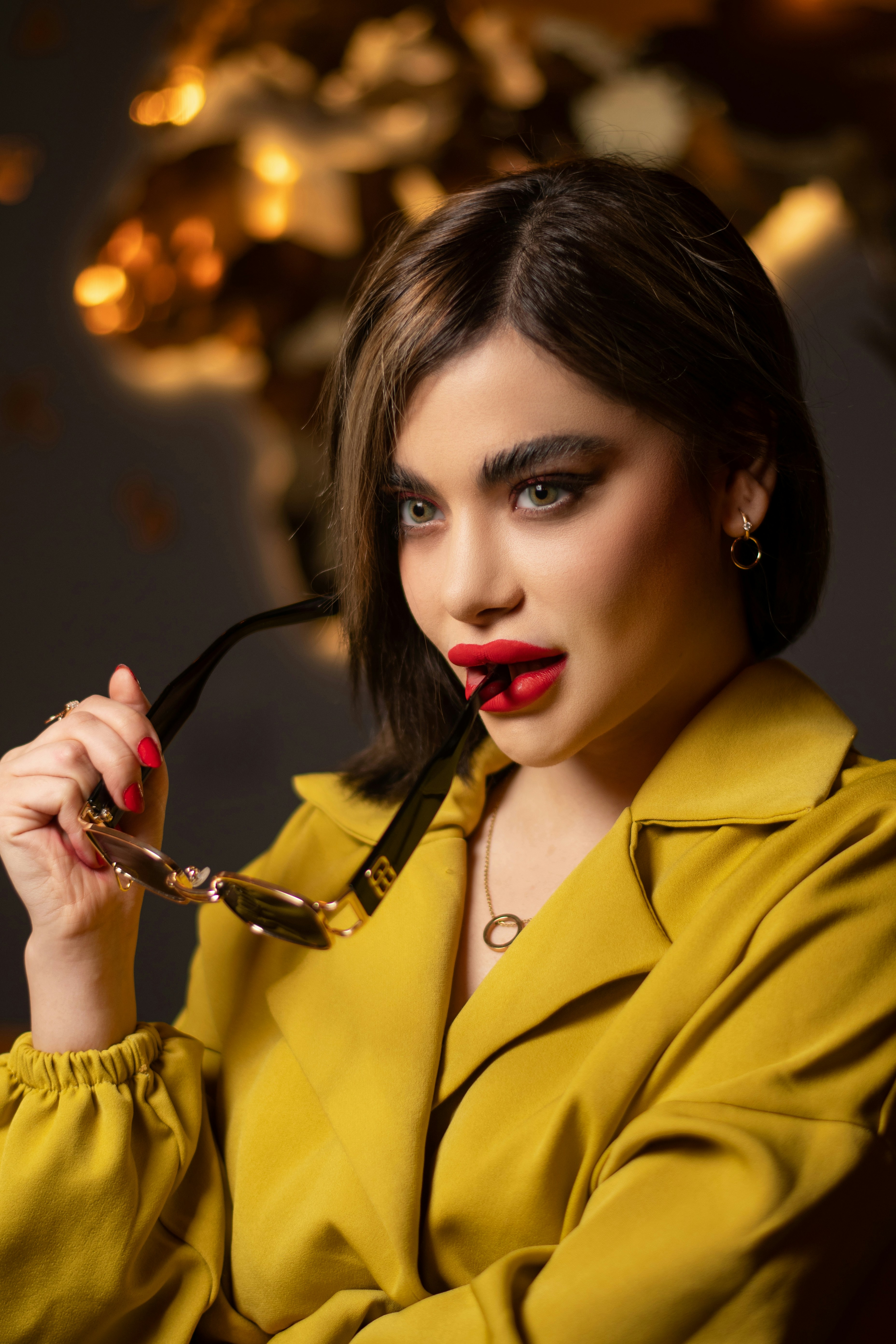 une femme tenant une arme à feu