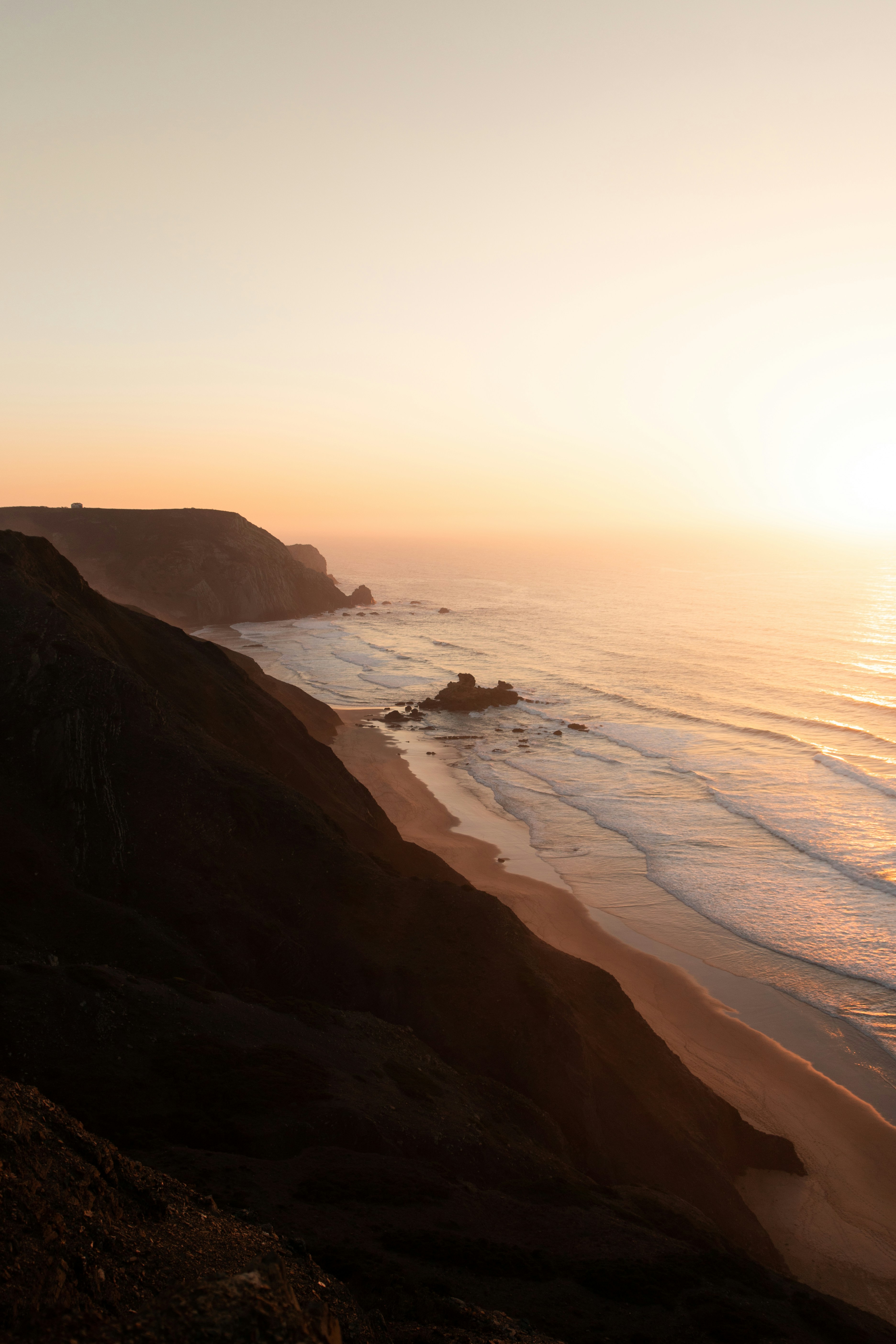 Prachtig strand in de zonsondergang