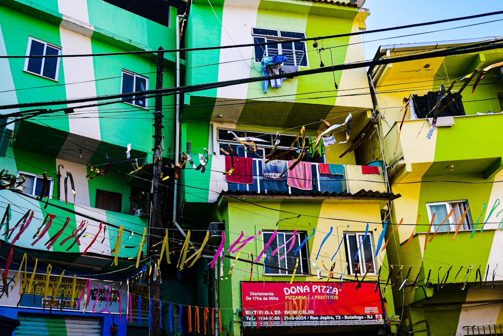 Una hilera de edificios coloridos
