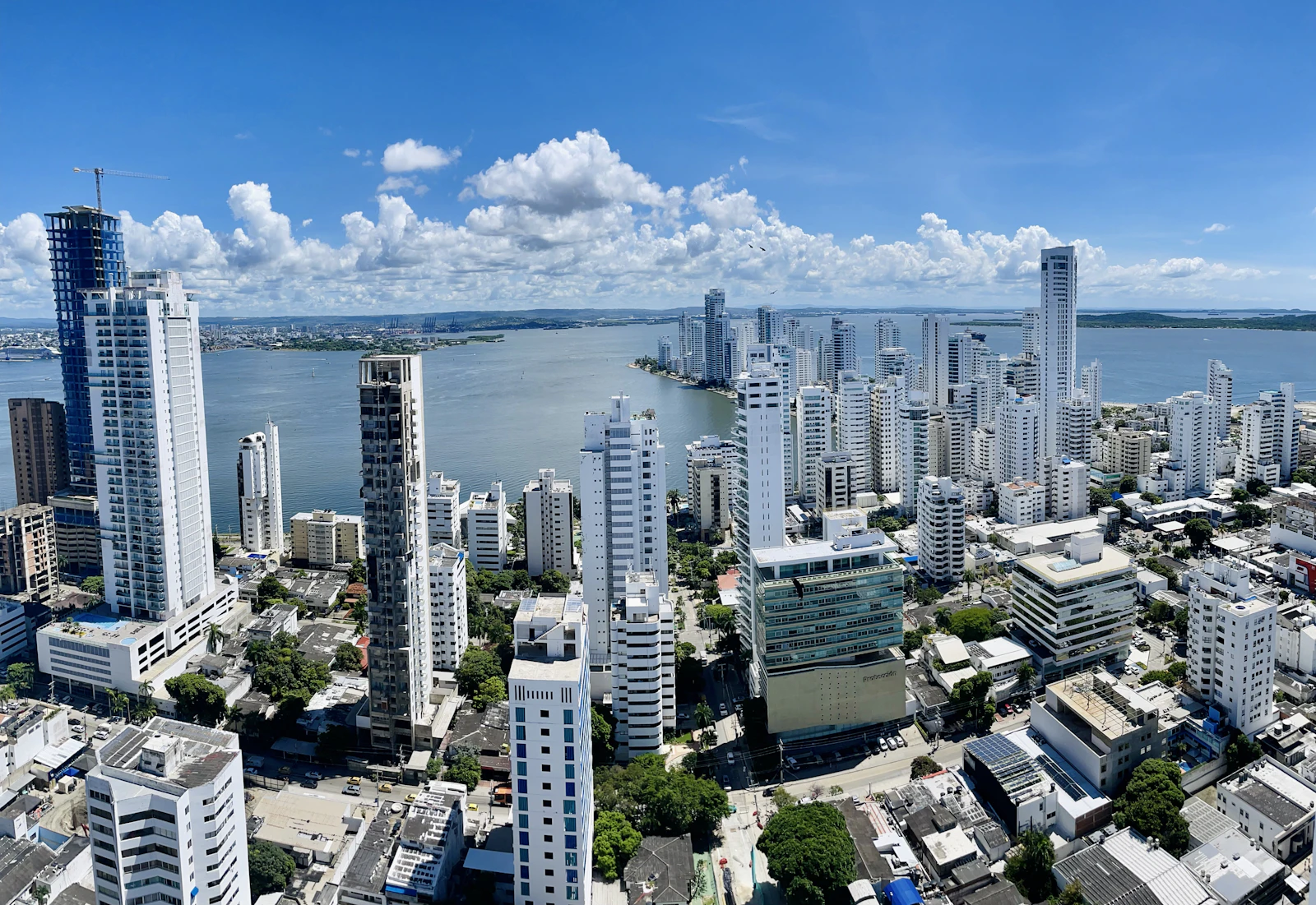 Edificios frente al mar en Cartagena, ciudad con proyectos de Santiago Barón