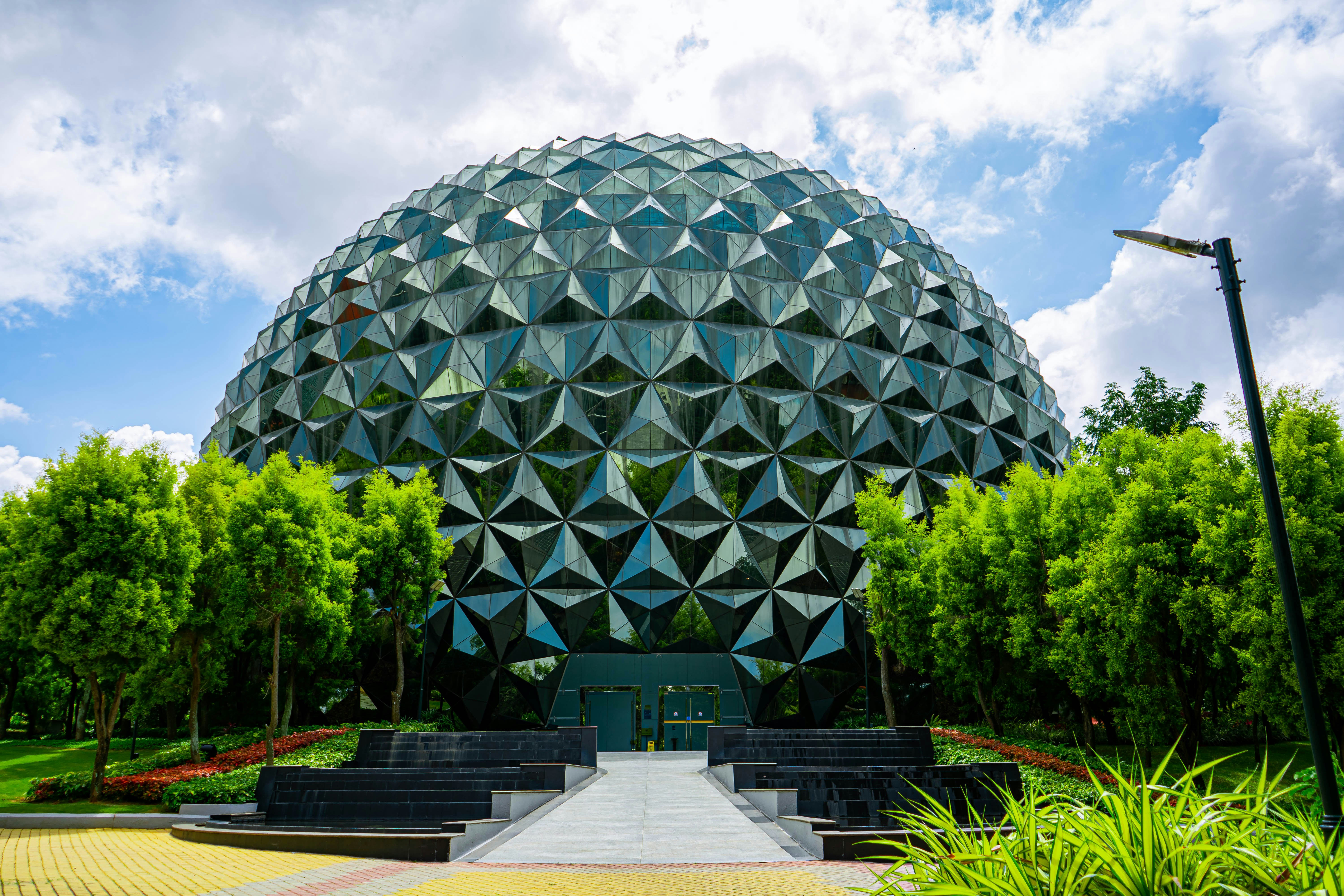 A large glass dome building photo Free Architecture Image on Unsplash