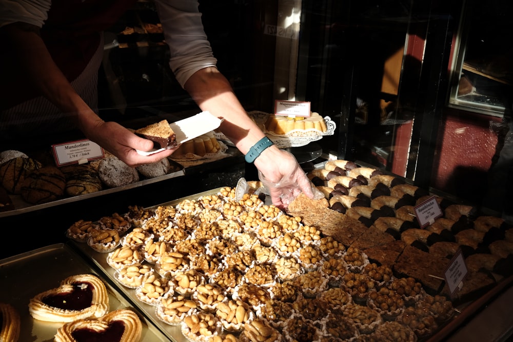 una persona che fa una pasticceria