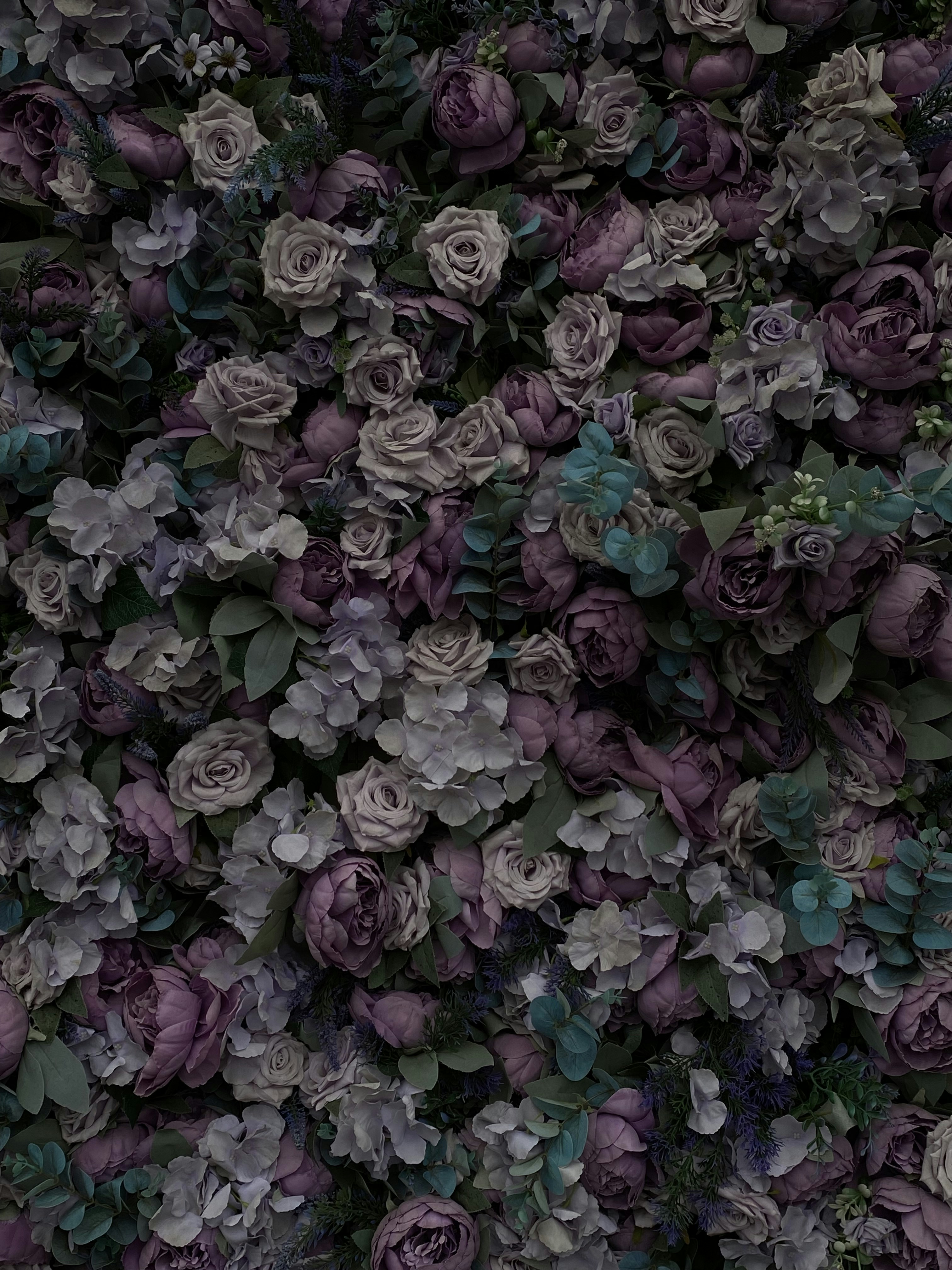 Aranjament floral elegant cu trandafiri și bujori