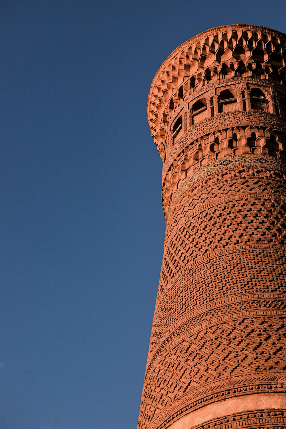 Une haute tour avec un ciel bleu