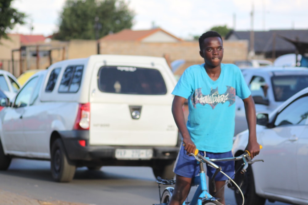 Un homme à vélo