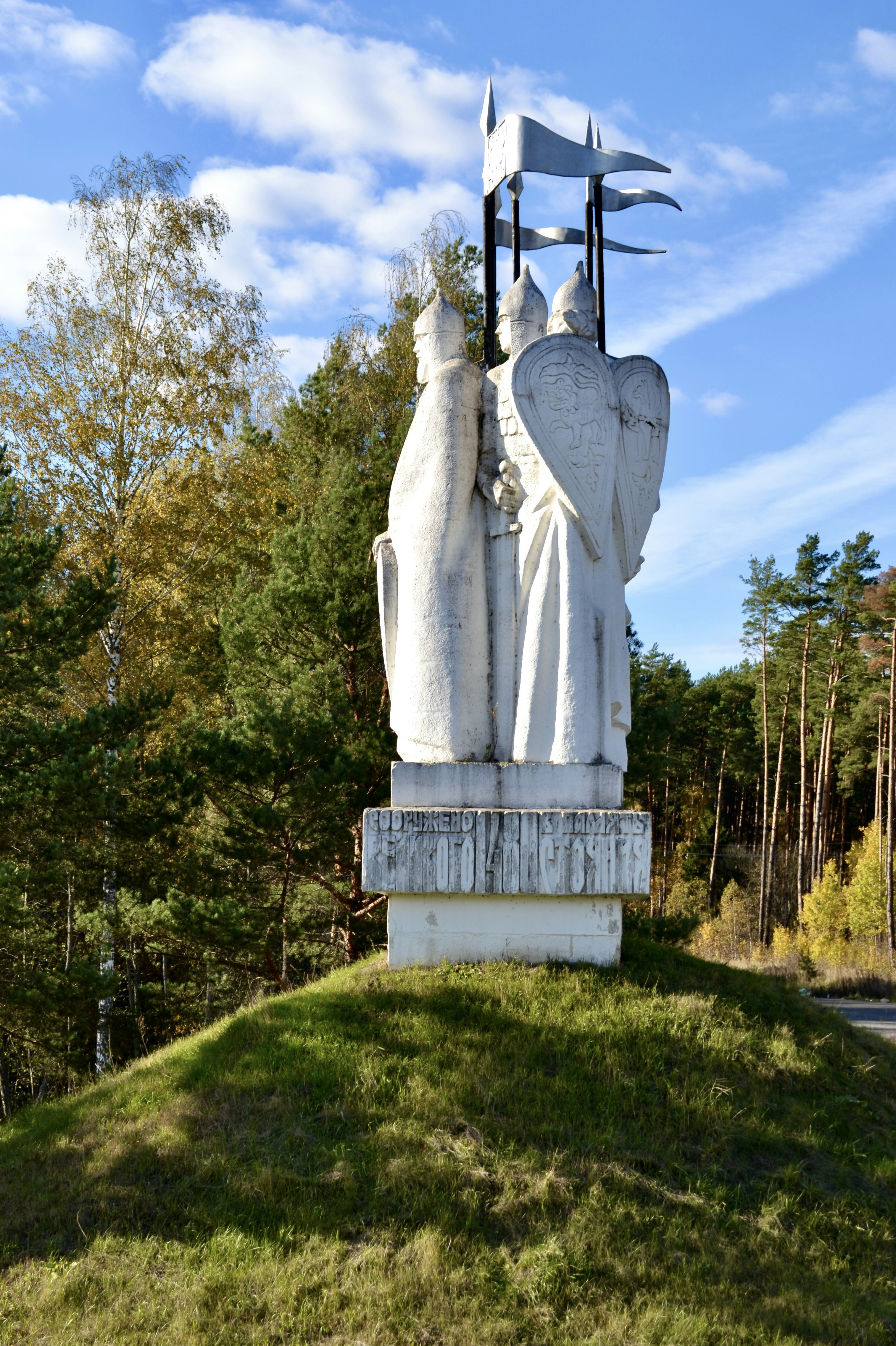 a statue in a grassy area