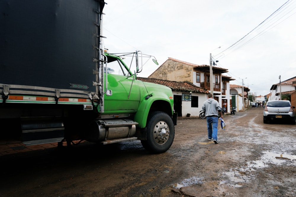 Una persona caminando al lado de un camión