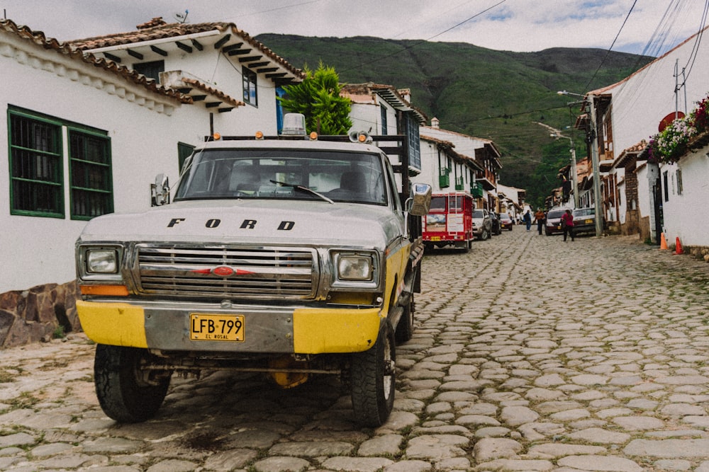 Ein Lastwagen, der in einem Dorf geparkt ist