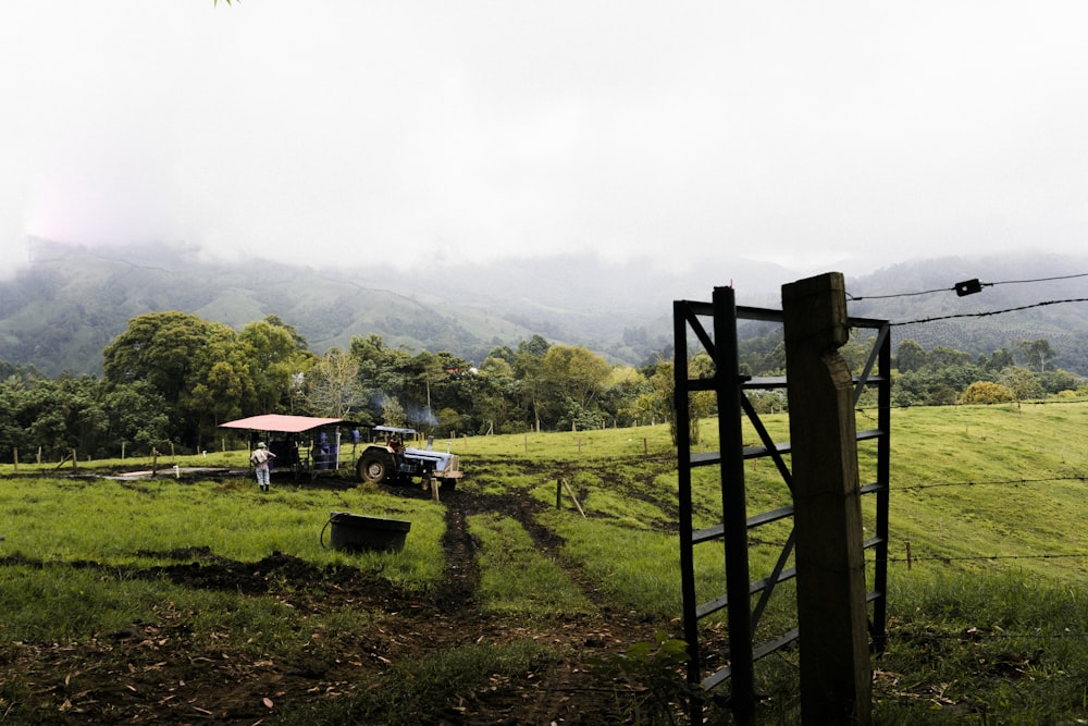 uma fazenda com um trator e uma pessoa em pé no meio