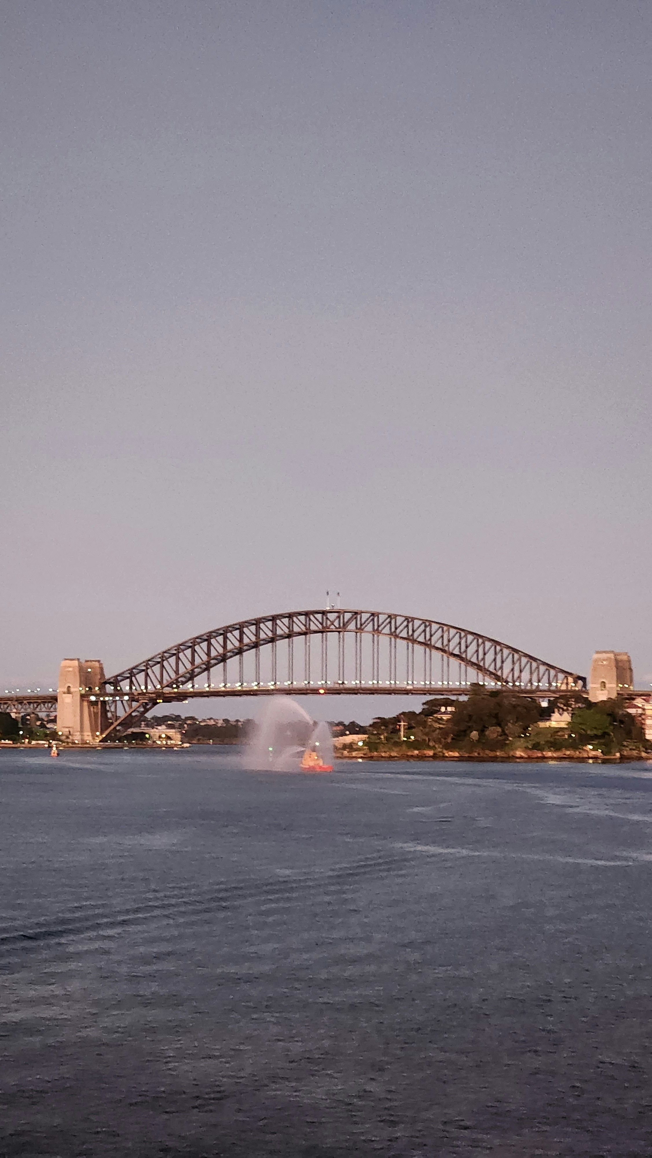 Foto Un puente sobre un cuerpo de agua – Imagen Puente de Harbour en ...