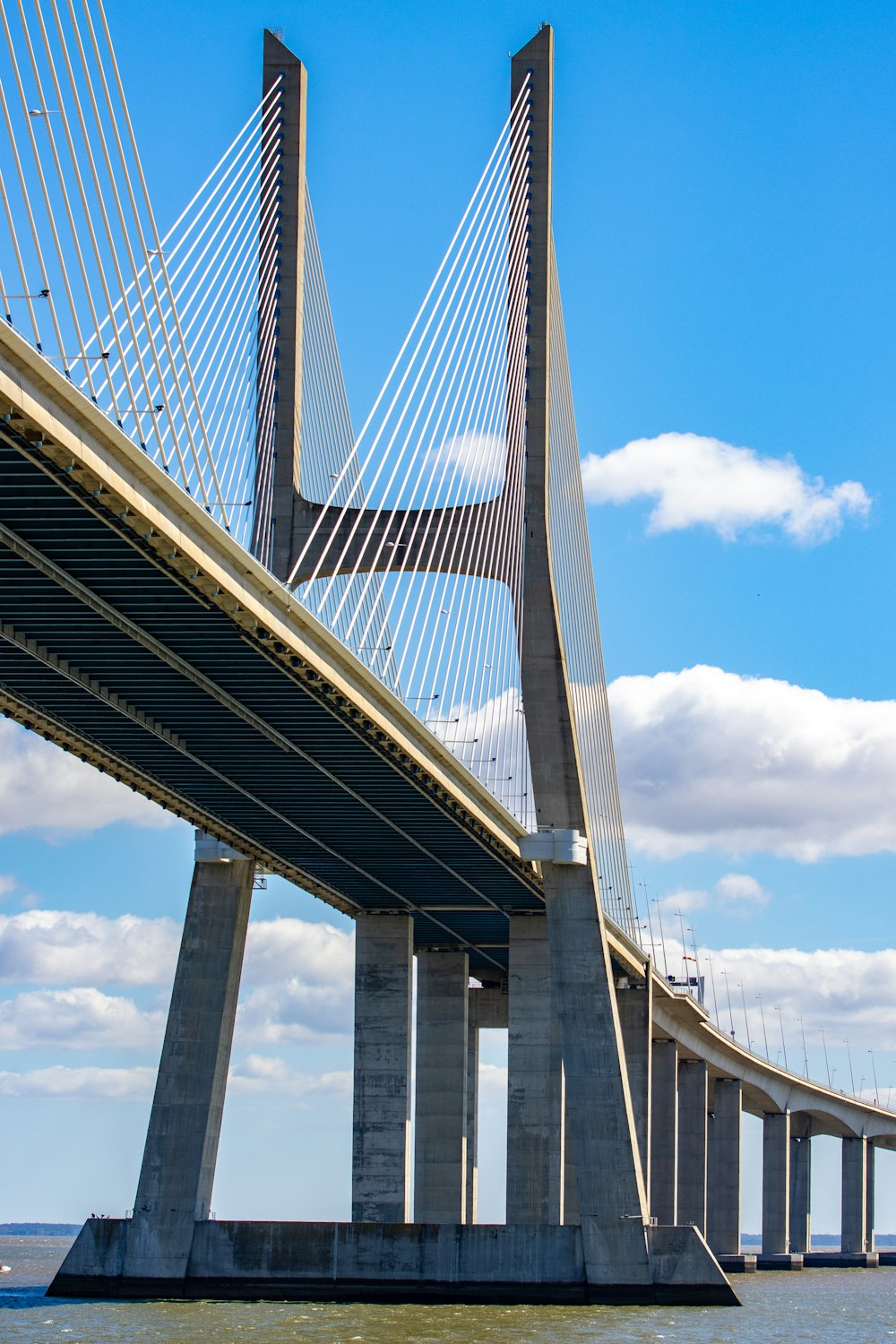 Eine große Brücke über Wasser