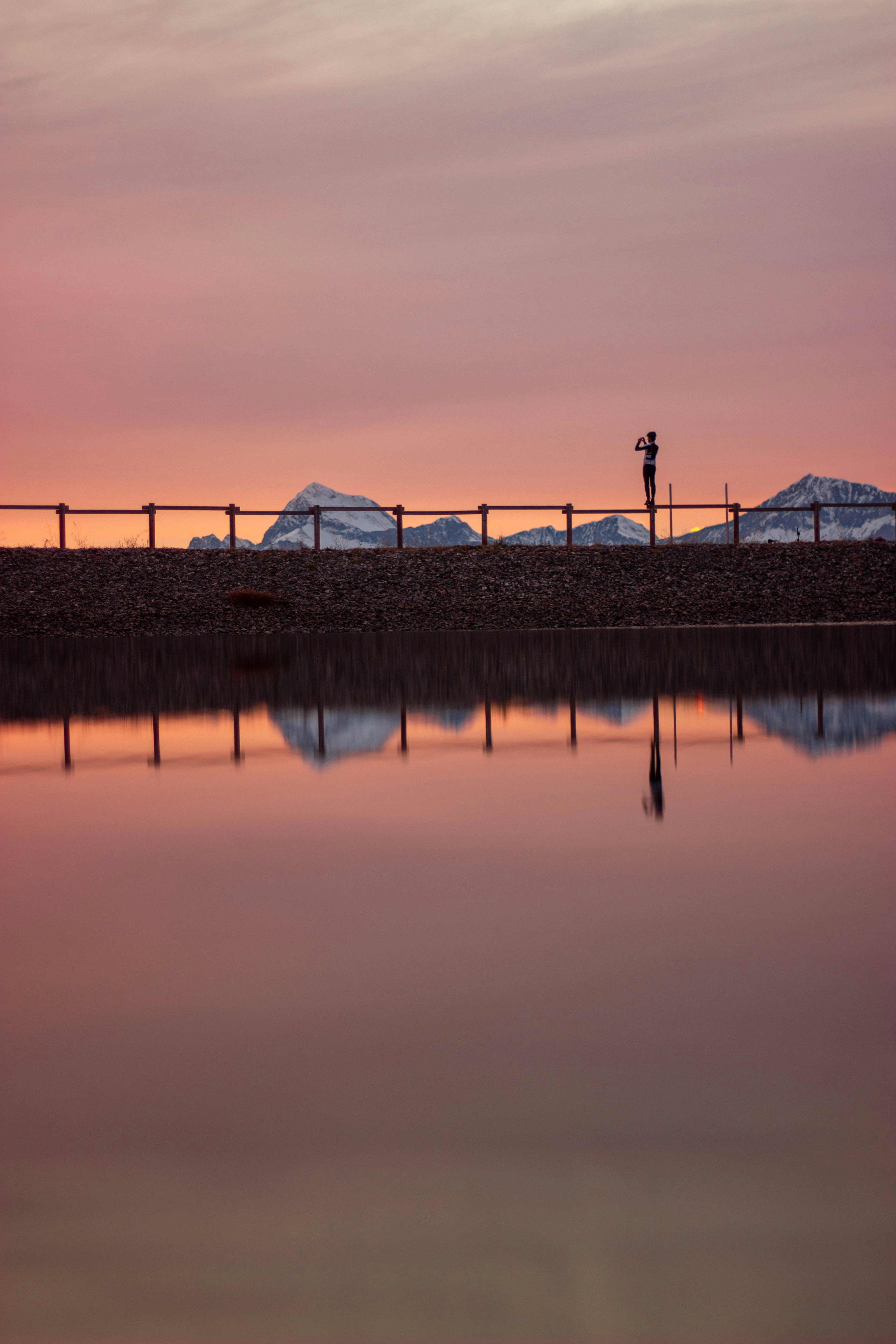 um corpo de água com uma doca e edifícios ao fundo