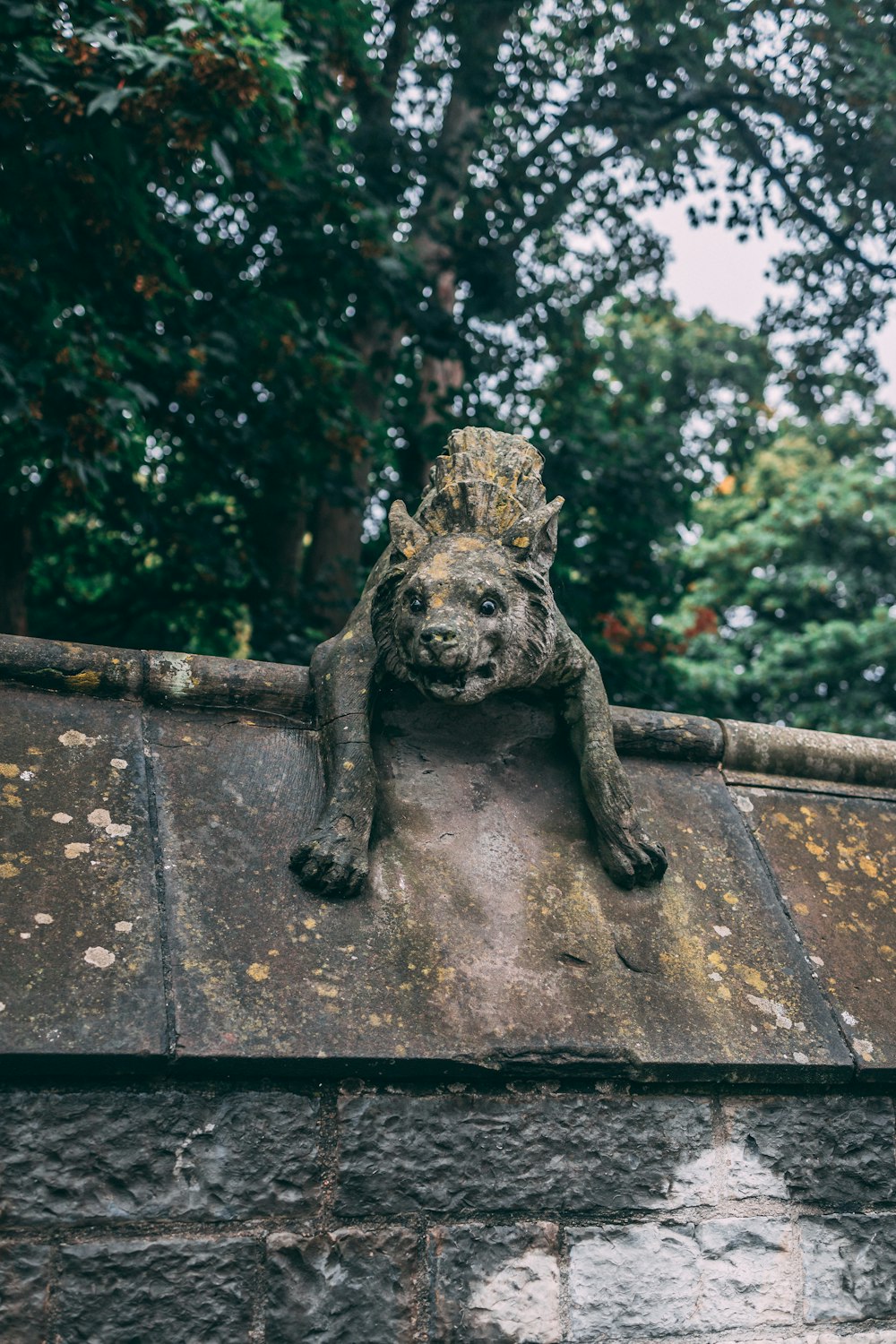 Una estatua de un gato