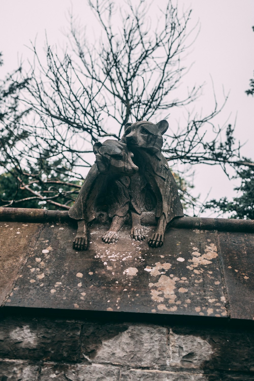 Una estatua de un gato