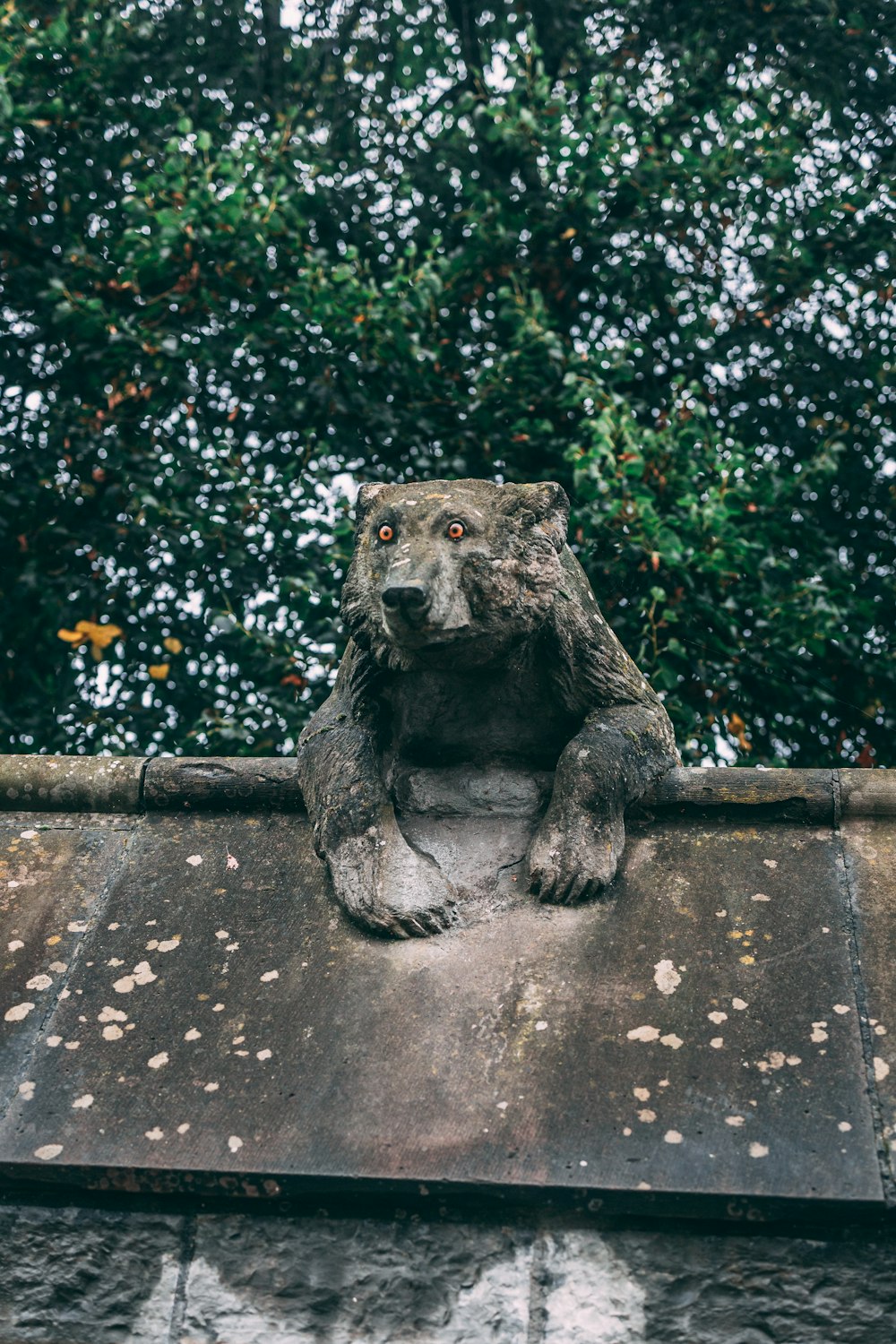 una estatua de un perro