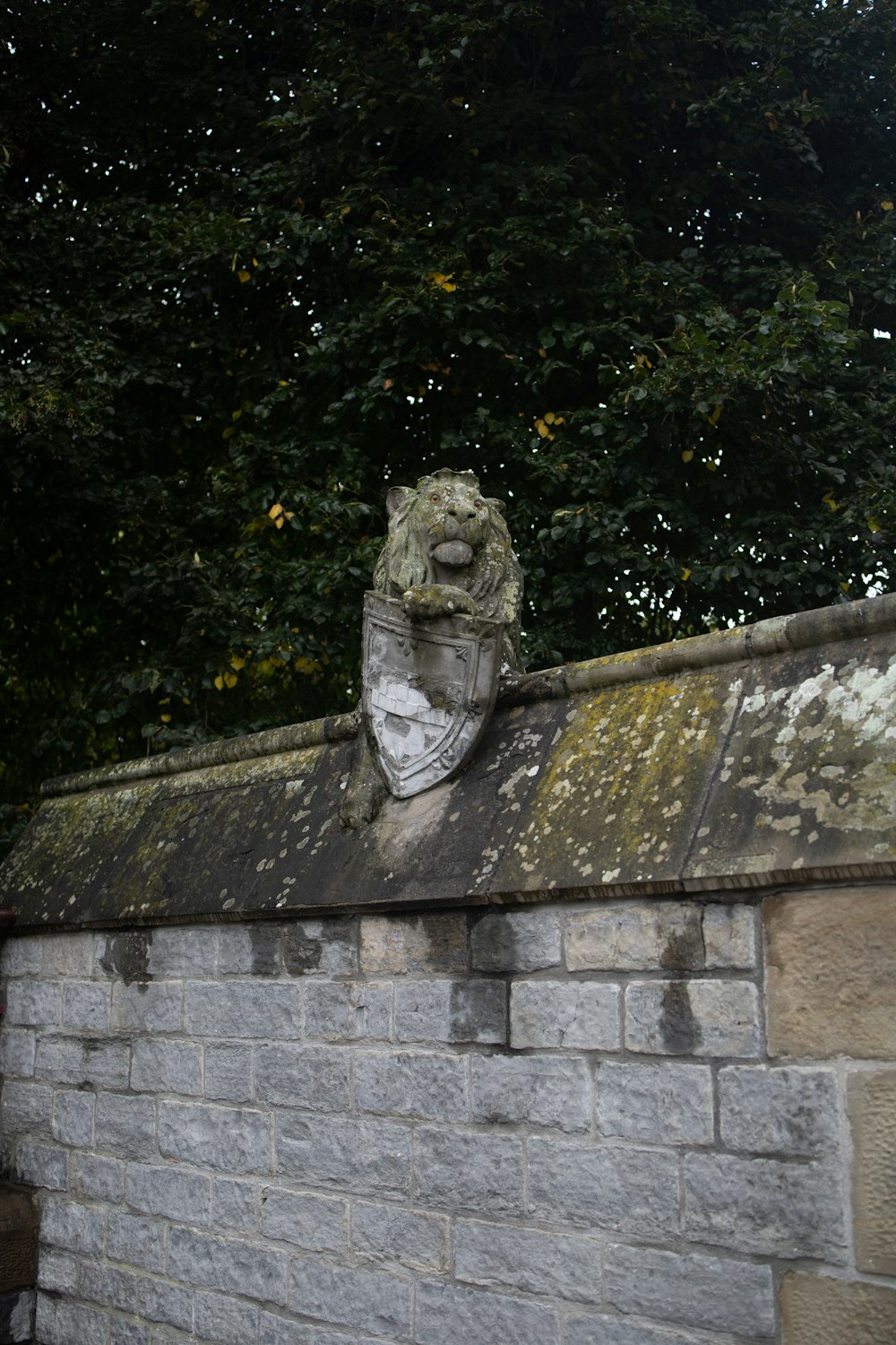une statue de pierre sur un mur