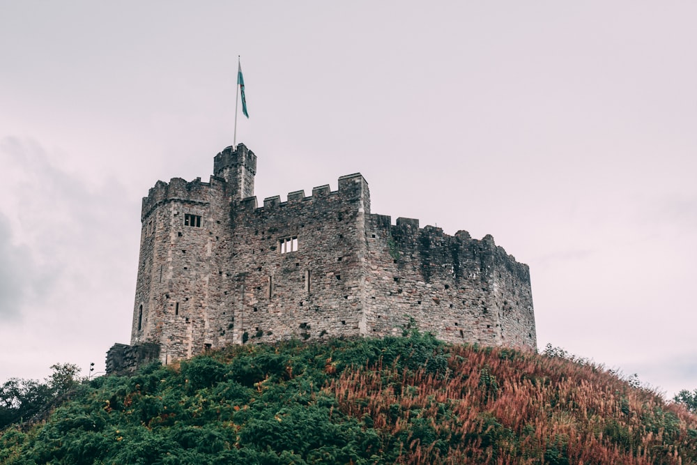 un castillo en una colina con el castillo de Cardiff al fondo