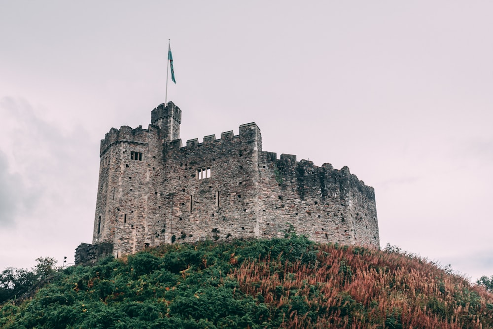 un château sur une colline avec le château de Cardiff en arrière-plan